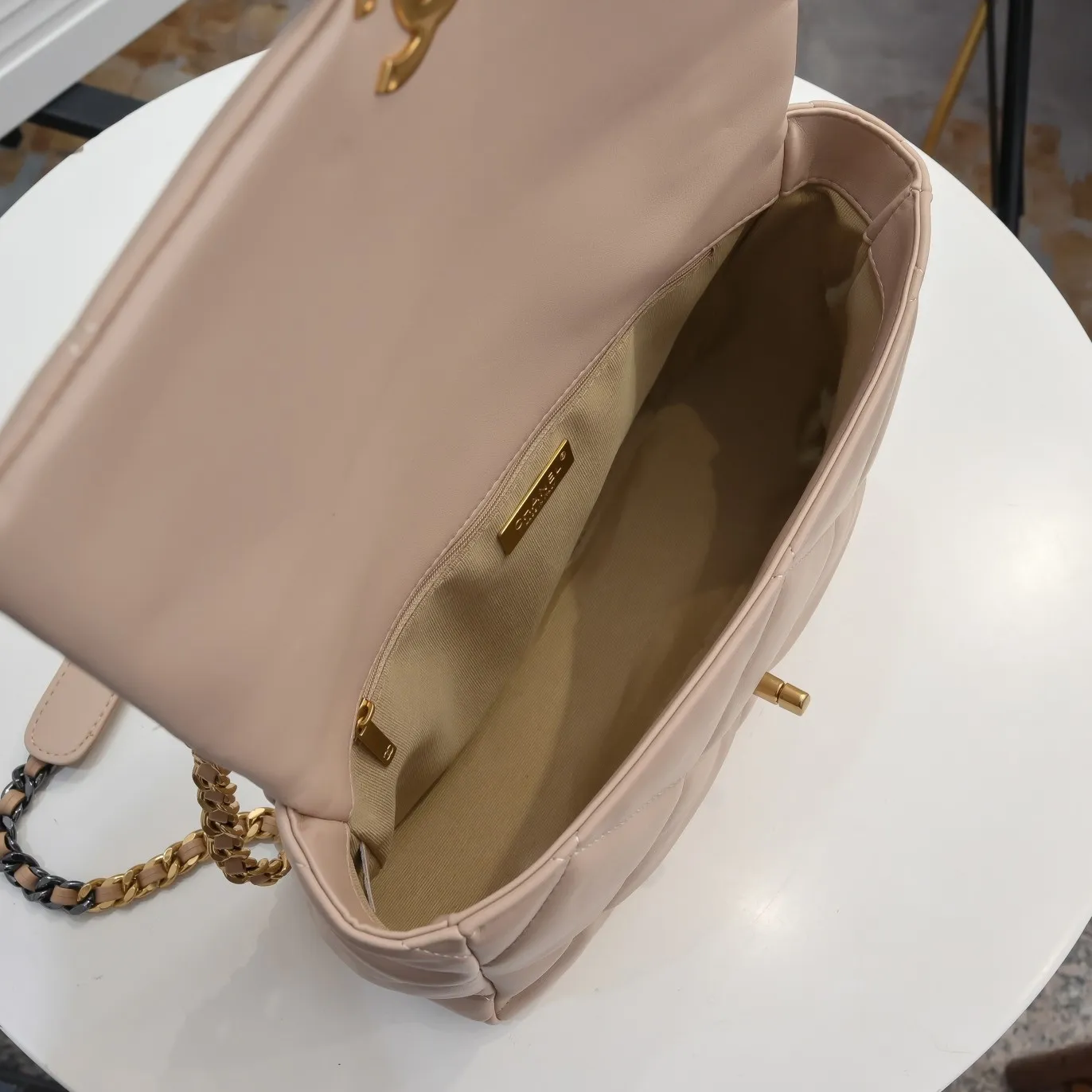 💰410￥Chanel’s latest hot model in apricot medium size has been shipped📣📣Synchronized with counters🤭Imported cowhide🐂feels very soft. The upper body effect is super good, it can be carried by hand, on one shoulder or cross-body, showing the elegance and charm of women. Hurry up and get it. Style number: 9011. Size: 30*20*12cm.