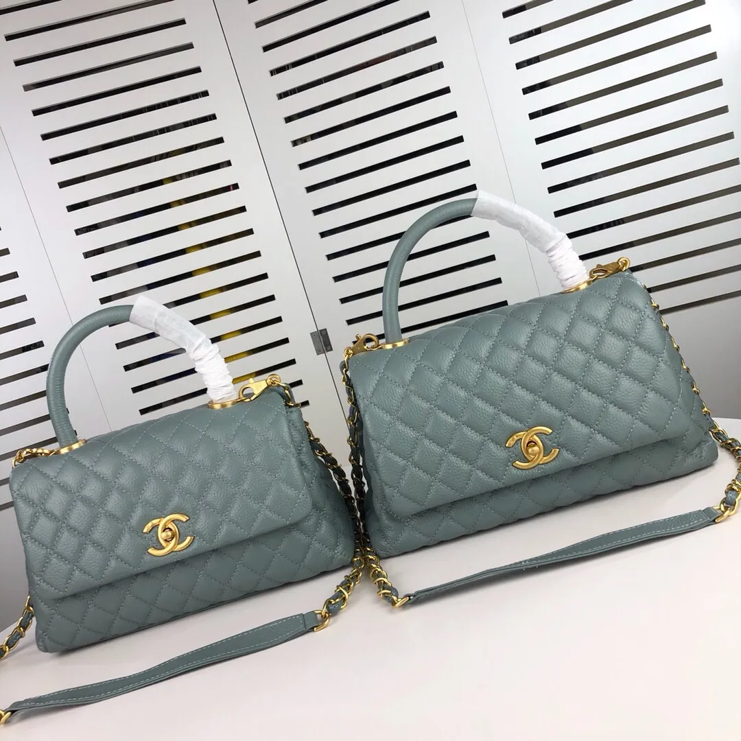 💰440￥Large haze blue Chanel💥Uniquely designed buckle flap bag that can be used as a shoulder or hand carry🙌Purchased imported first-layer cowhide🐂Lychee patternⓂ️Unique material with upgraded version of fully imported gilt hardware💍💍💍 Top masters😜Purely handcrafted and meticulously crafted😏You are dressed up with a high-end [Chanel] to make you graceful and radiant💃Forever fashionable Style number: 92992, size: 28*17*9,