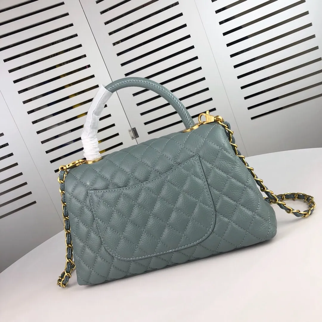 💰440￥Large haze blue Chanel💥Uniquely designed buckle flap bag that can be used as a shoulder or hand carry🙌Purchased imported first-layer cowhide🐂Lychee patternⓂ️Unique material with upgraded version of fully imported gilt hardware💍💍💍 Top masters😜Purely handcrafted and meticulously crafted😏You are dressed up with a high-end [Chanel] to make you graceful and radiant💃Forever fashionable Style number: 92992, size: 28*17*9,