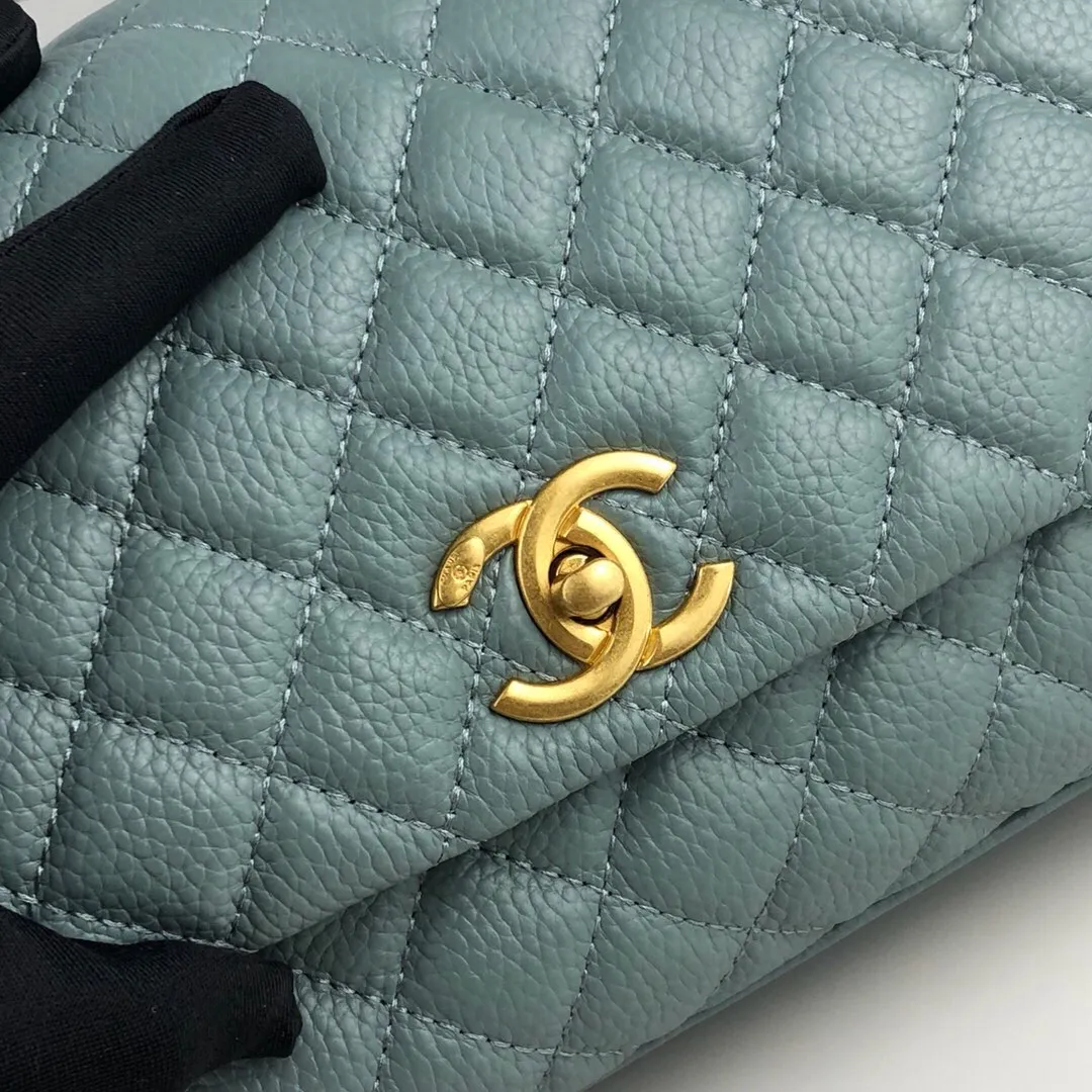 💰440￥Large haze blue Chanel💥Uniquely designed buckle flap bag that can be used as a shoulder or hand carry🙌Purchased imported first-layer cowhide🐂Lychee patternⓂ️Unique material with upgraded version of fully imported gilt hardware💍💍💍 Top masters😜Purely handcrafted and meticulously crafted😏You are dressed up with a high-end [Chanel] to make you graceful and radiant💃Forever fashionable Style number: 92992, size: 28*17*9,