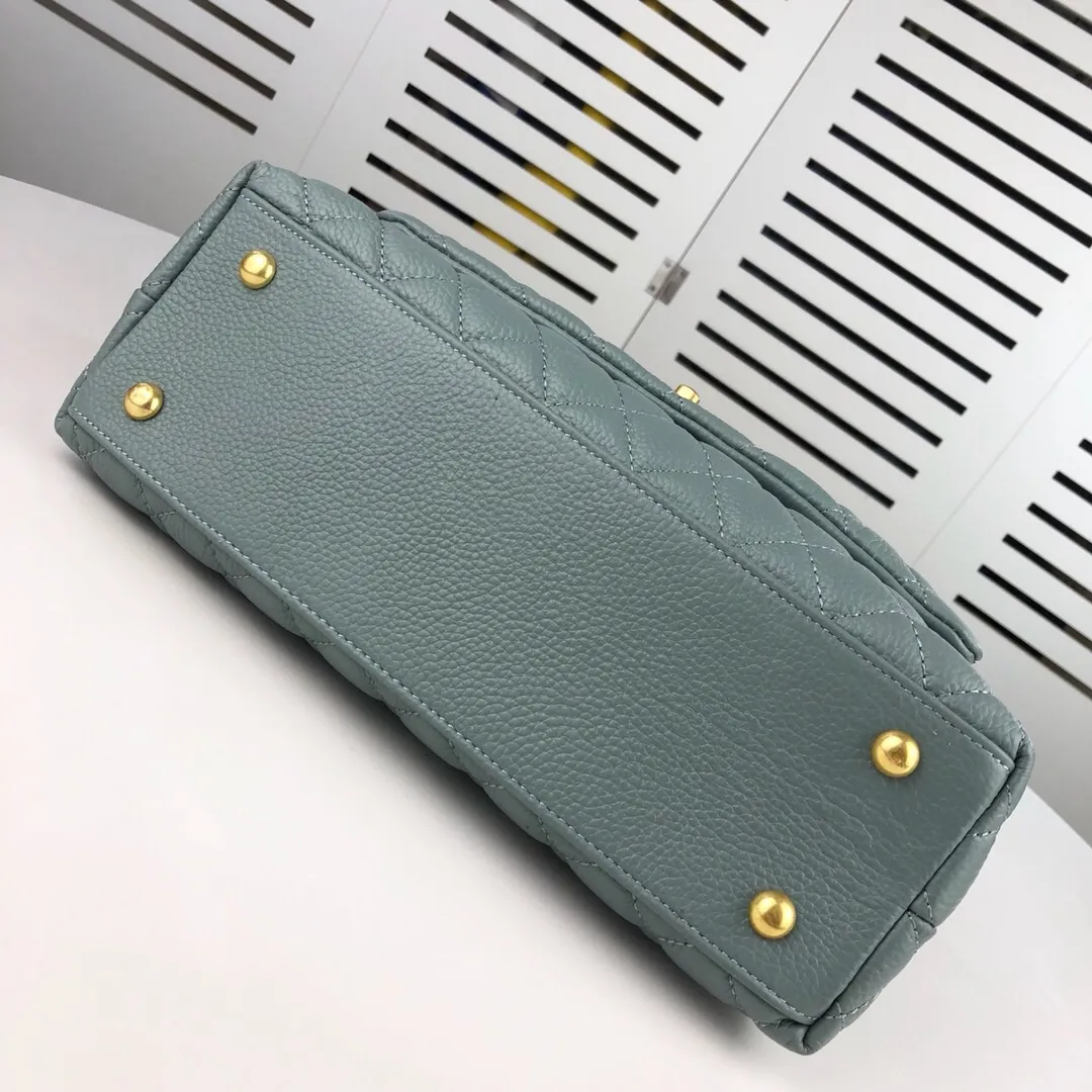 💰440￥Large haze blue Chanel💥Uniquely designed buckle flap bag that can be used as a shoulder or hand carry🙌Purchased imported first-layer cowhide🐂Lychee patternⓂ️Unique material with upgraded version of fully imported gilt hardware💍💍💍 Top masters😜Purely handcrafted and meticulously crafted😏You are dressed up with a high-end [Chanel] to make you graceful and radiant💃Forever fashionable Style number: 92992, size: 28*17*9,