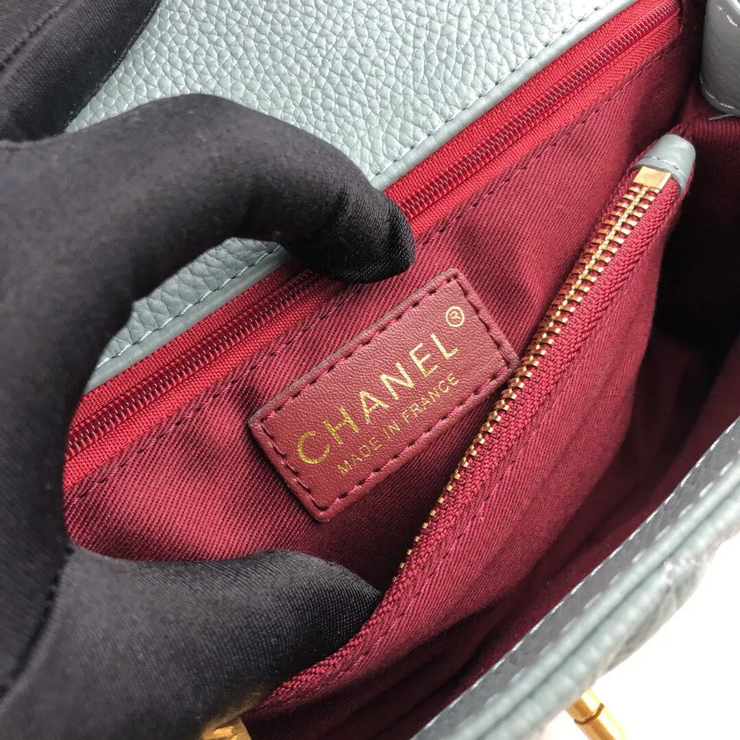 💰440￥Large haze blue Chanel💥Uniquely designed buckle flap bag that can be used as a shoulder or hand carry🙌Purchased imported first-layer cowhide🐂Lychee patternⓂ️Unique material with upgraded version of fully imported gilt hardware💍💍💍 Top masters😜Purely handcrafted and meticulously crafted😏You are dressed up with a high-end [Chanel] to make you graceful and radiant💃Forever fashionable Style number: 92992, size: 28*17*9,