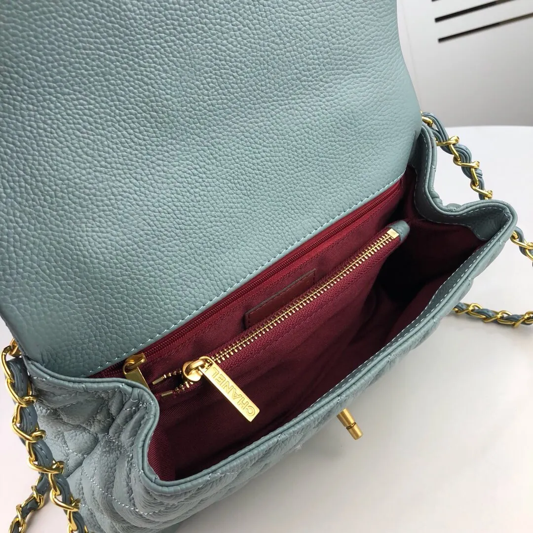 💰440￥Large haze blue Chanel💥Uniquely designed buckle flap bag that can be used as a shoulder or hand carry🙌Purchased imported first-layer cowhide🐂Lychee patternⓂ️Unique material with upgraded version of fully imported gilt hardware💍💍💍 Top masters😜Purely handcrafted and meticulously crafted😏You are dressed up with a high-end [Chanel] to make you graceful and radiant💃Forever fashionable Style number: 92992, size: 28*17*9,