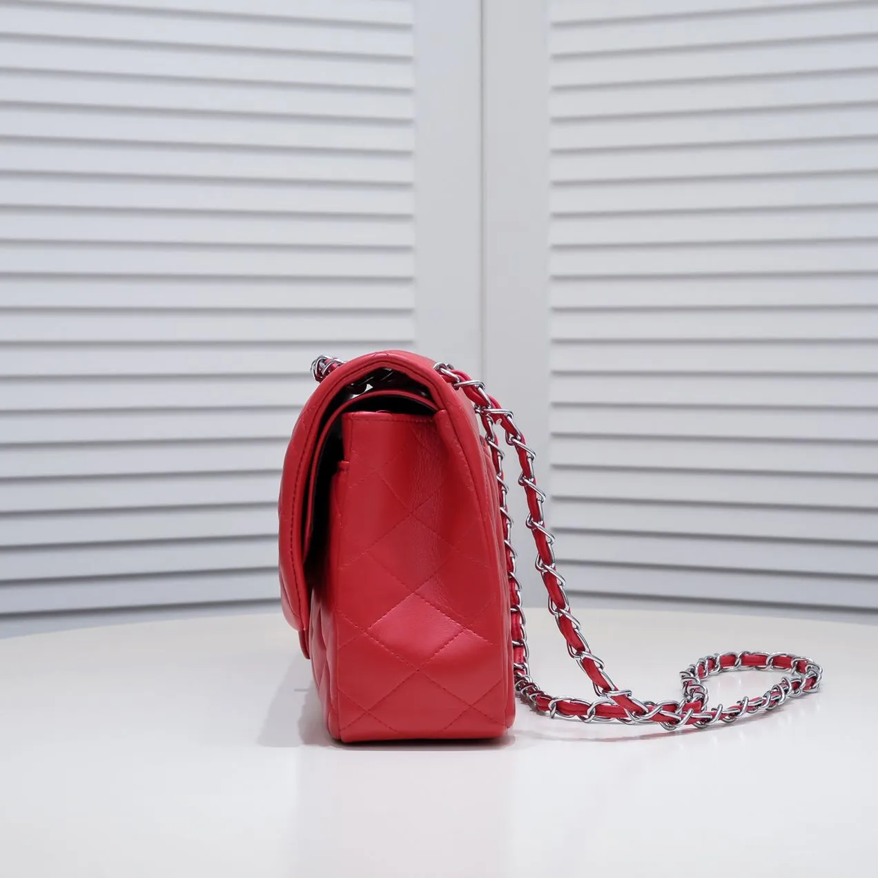 💰460￥Big red [color] Chanel [color] century classic, carefully crafted with exquisite workmanship of every stitch and thread, imported sheepskin with original hardware, full rhombus 💯The shape of the whole bag is particularly perfect in softness 👍👍😔😔Classic and irresistible, size: 30X18X8cm, style number: 1113