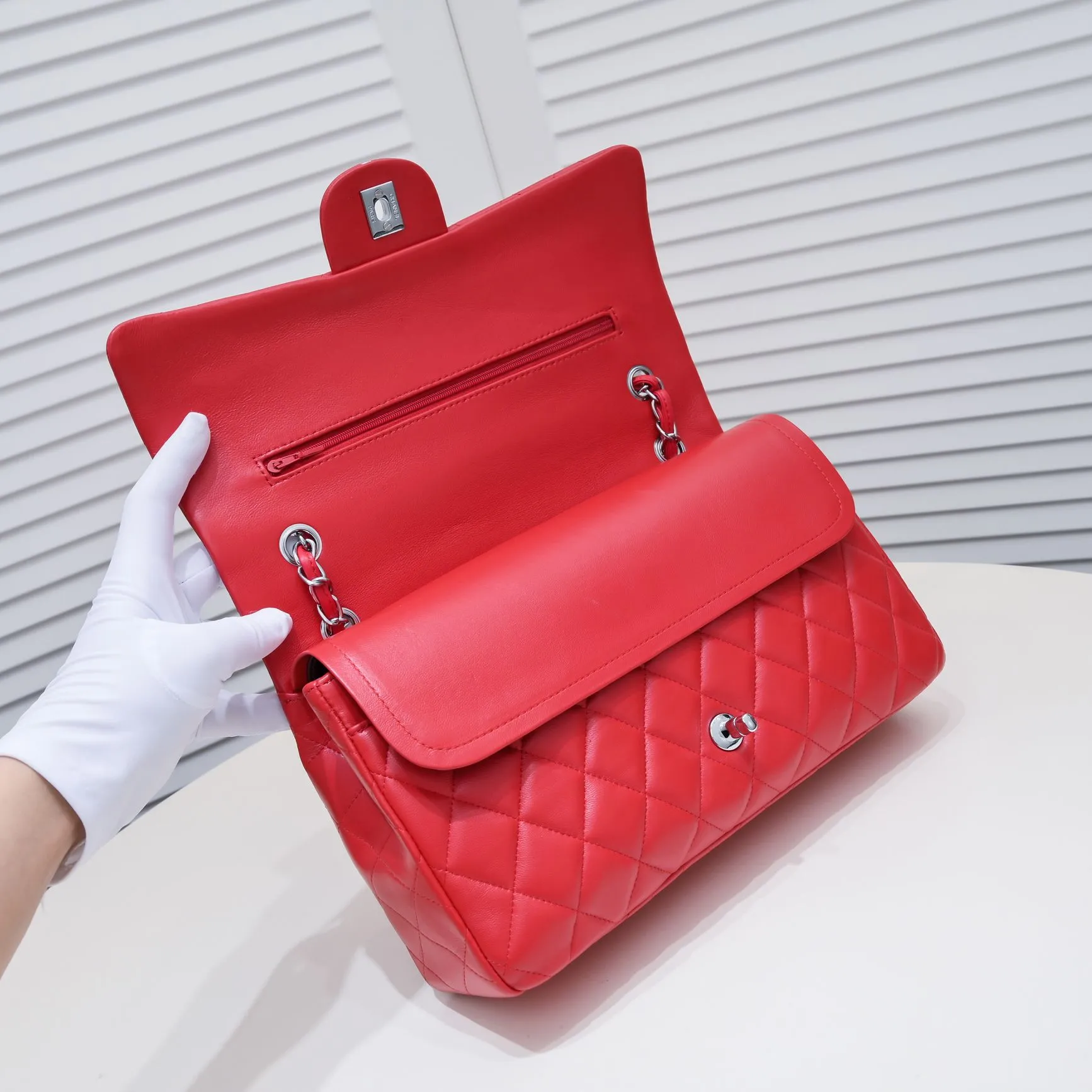💰460￥Big red [color] Chanel [color] century classic, carefully crafted with exquisite workmanship of every stitch and thread, imported sheepskin with original hardware, full rhombus 💯The shape of the whole bag is particularly perfect in softness 👍👍😔😔Classic and irresistible, size: 30X18X8cm, style number: 1113