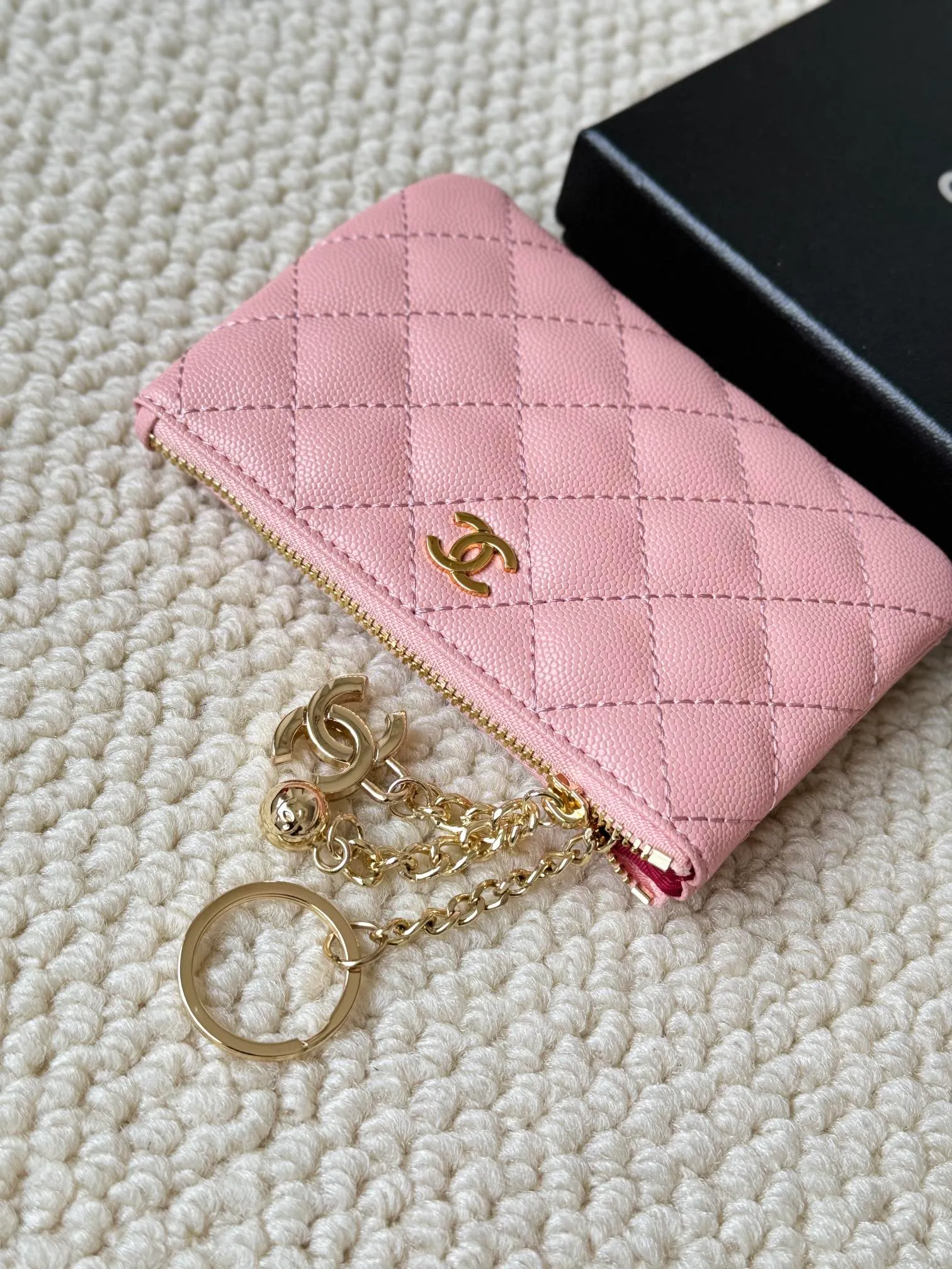 💰130 chanel cowhide caviar pendant coin purse💦 Style number: A50168 Classic small carry-on bag, one of the most practical bags in the era of mobile payment, cards, change, keys and lipstick in one package, cute, practical and connotative, nice card holder, key bag, coin purse, lipstick bag Reference size: 9.5×15×0.5cm