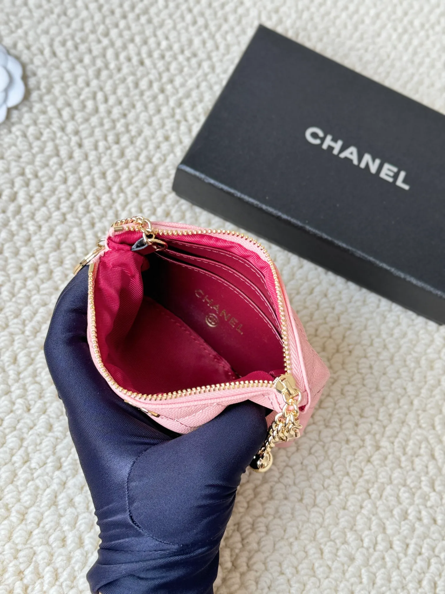 💰130 chanel cowhide caviar pendant coin purse💦 Style number: A50168 Classic small carry-on bag, one of the most practical bags in the era of mobile payment, cards, change, keys and lipstick in one package, cute, practical and connotative, nice card holder, key bag, coin purse, lipstick bag Reference size: 9.5×15×0.5cm