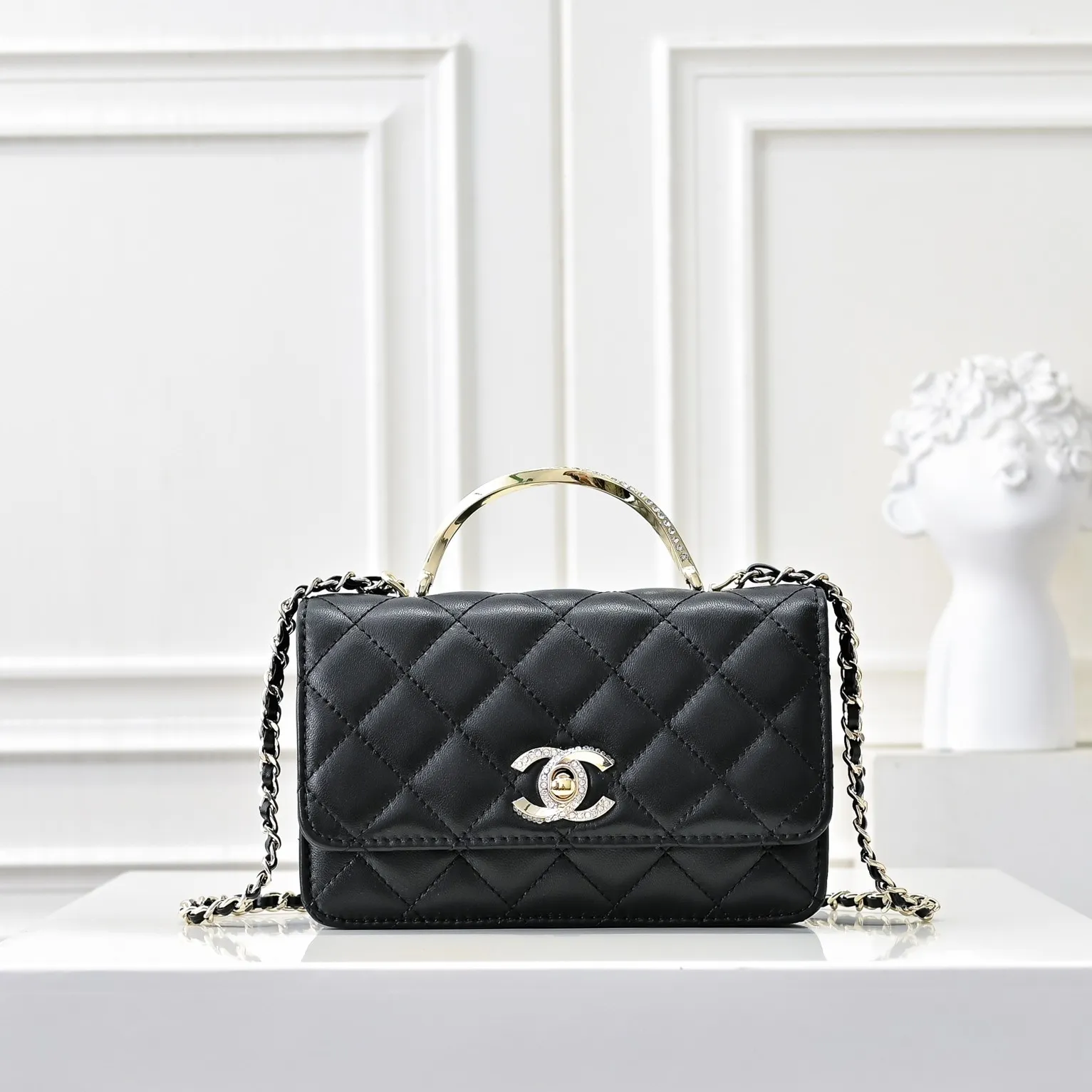 💰440￥👑CHANEL2024K new autumn and winter sheepskin metal rhinestone handle woc is really beautiful, can be carried by hand🉑️crossbody. I fell in love with the handle design as soon as I saw it. The design is so exquisite, the rhinestones are sparkling! ! ! ! Size: 19x12cm, style number: 1215