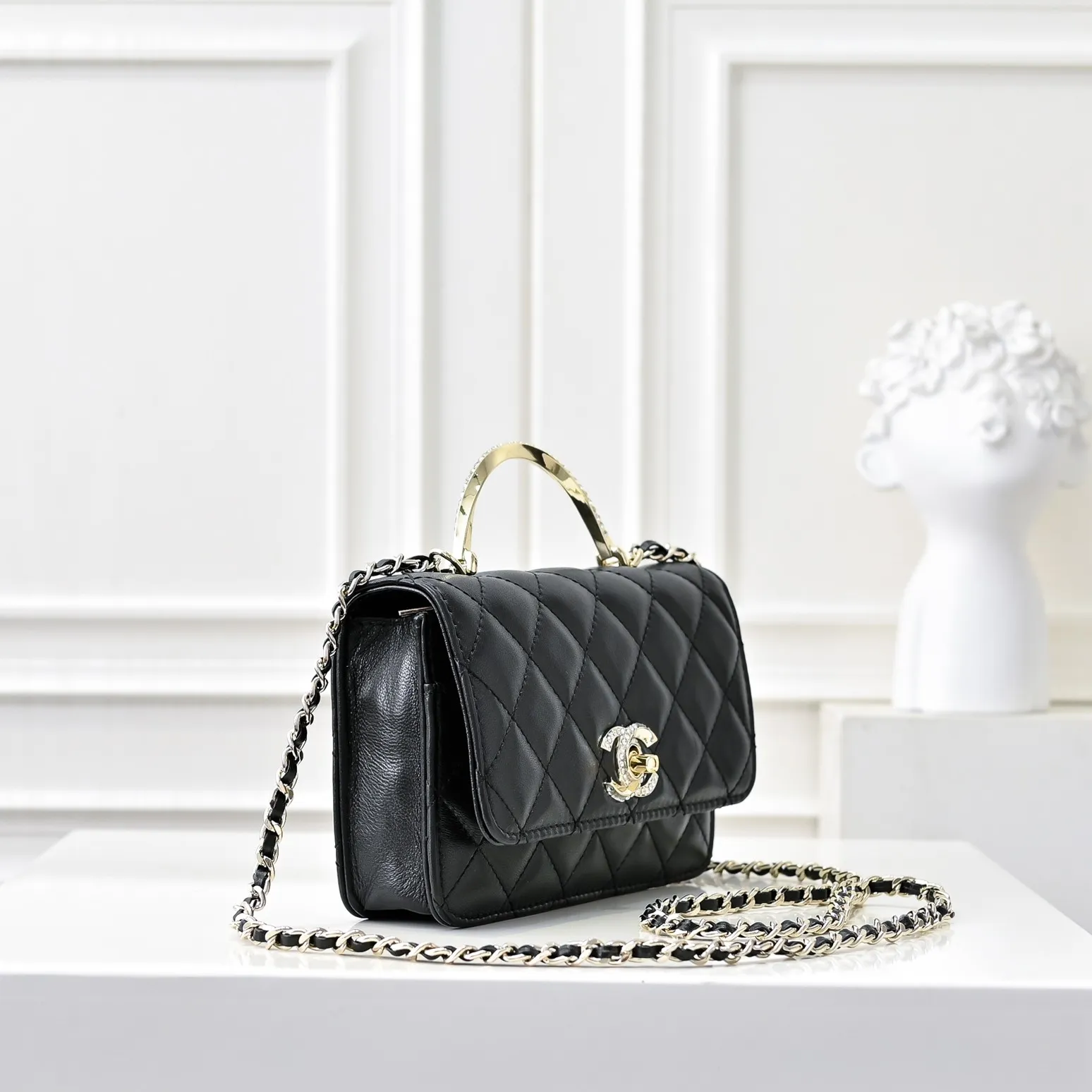💰440￥👑CHANEL2024K new autumn and winter sheepskin metal rhinestone handle woc is really beautiful, can be carried by hand🉑️crossbody. I fell in love with the handle design as soon as I saw it. The design is so exquisite, the rhinestones are sparkling! ! ! ! Size: 19x12cm, style number: 1215
