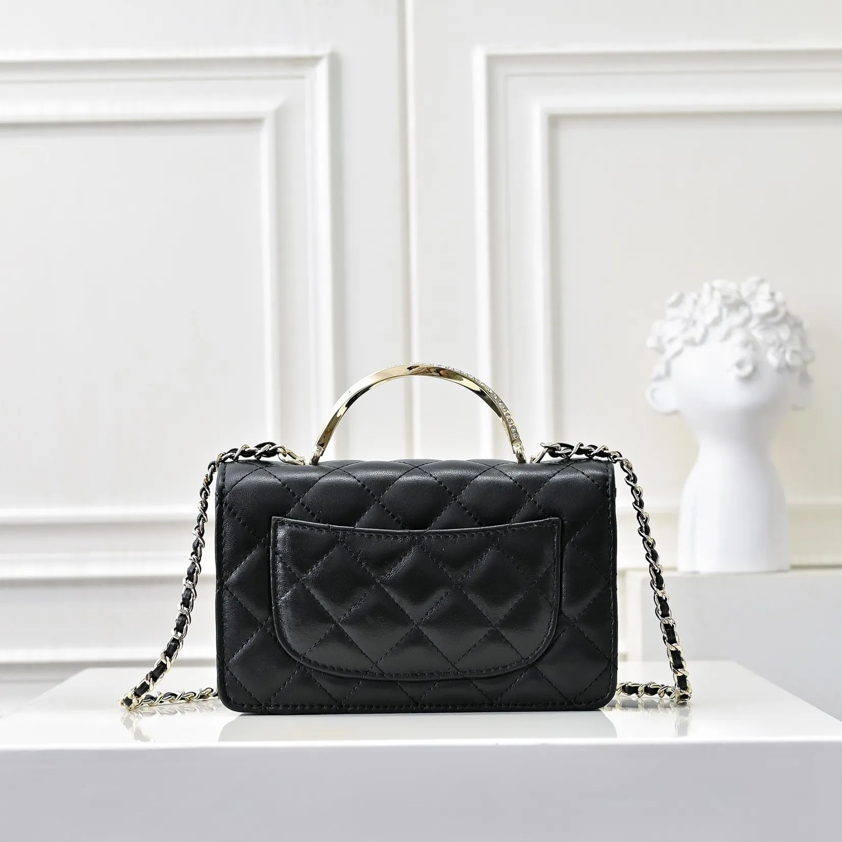 💰440￥👑CHANEL2024K new autumn and winter sheepskin metal rhinestone handle woc is really beautiful, can be carried by hand🉑️crossbody. I fell in love with the handle design as soon as I saw it. The design is so exquisite, the rhinestones are sparkling! ! ! ! Size: 19x12cm, style number: 1215