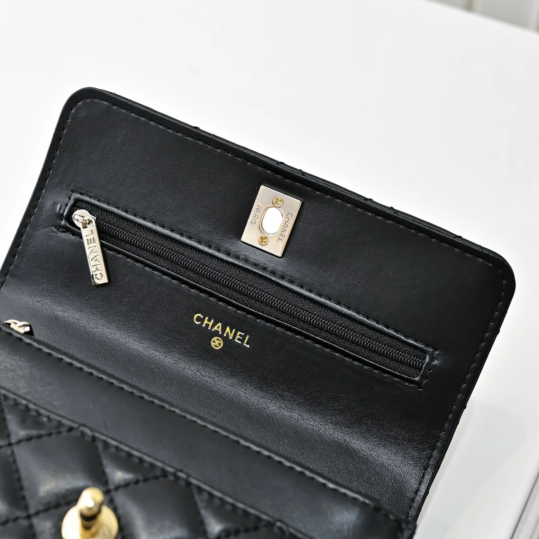 💰440￥👑CHANEL2024K new autumn and winter sheepskin metal rhinestone handle woc is really beautiful, can be carried by hand🉑️crossbody. I fell in love with the handle design as soon as I saw it. The design is so exquisite, the rhinestones are sparkling! ! ! ! Size: 19x12cm, style number: 1215