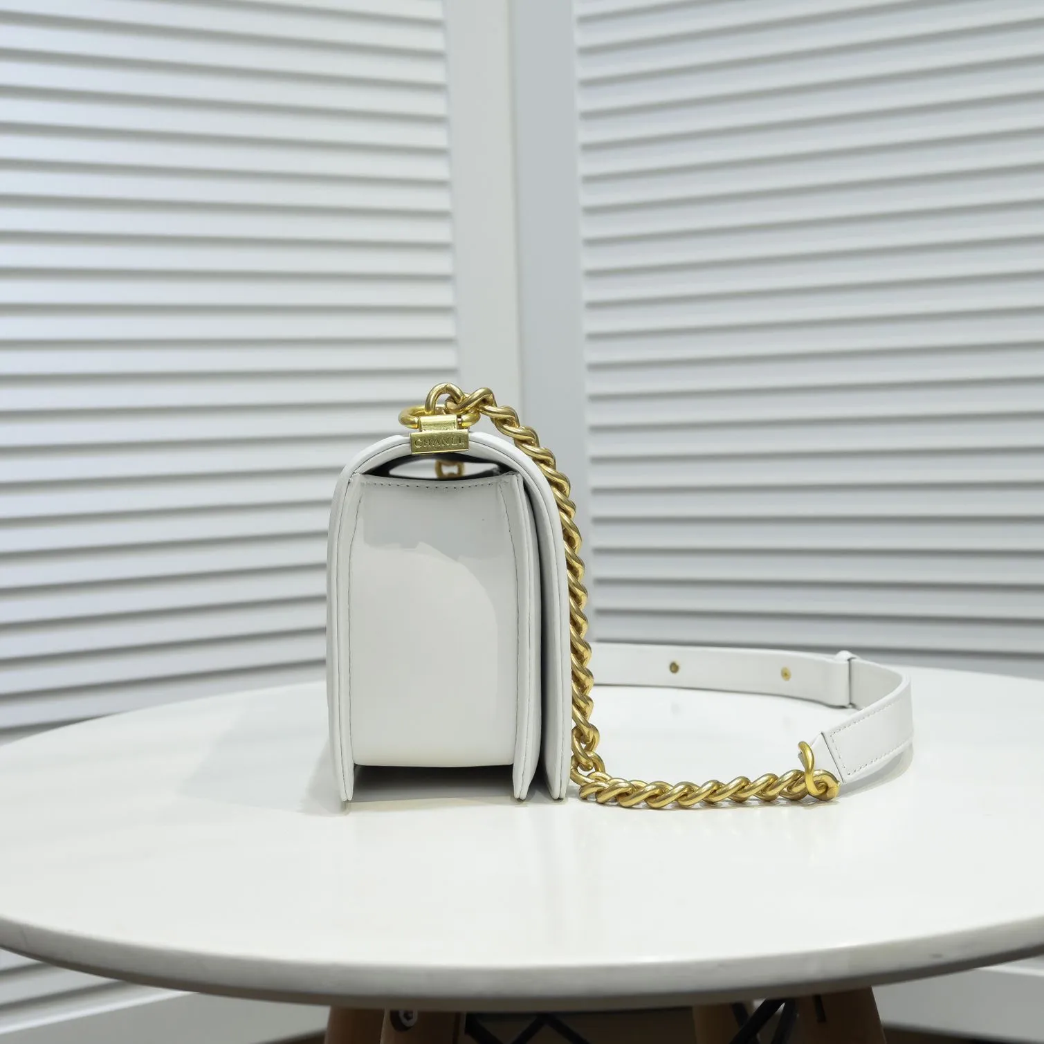 💰420￥ (Full sheepskin with original hardware) [Smile] Chanel Chanel 👑 Lambskin [Lightning] Thickened electroplated hardware accessories 🌈 The workmanship is comparable to the original order 💪 The bottom can be pinched and rebounded without trace, absolutely spot-on and real-life, fashionable and durable 💪💪 High-end quality, no pressure in and out of the drill cabinet 💏, size 25*15*8cm, style number: 67086 gold slip