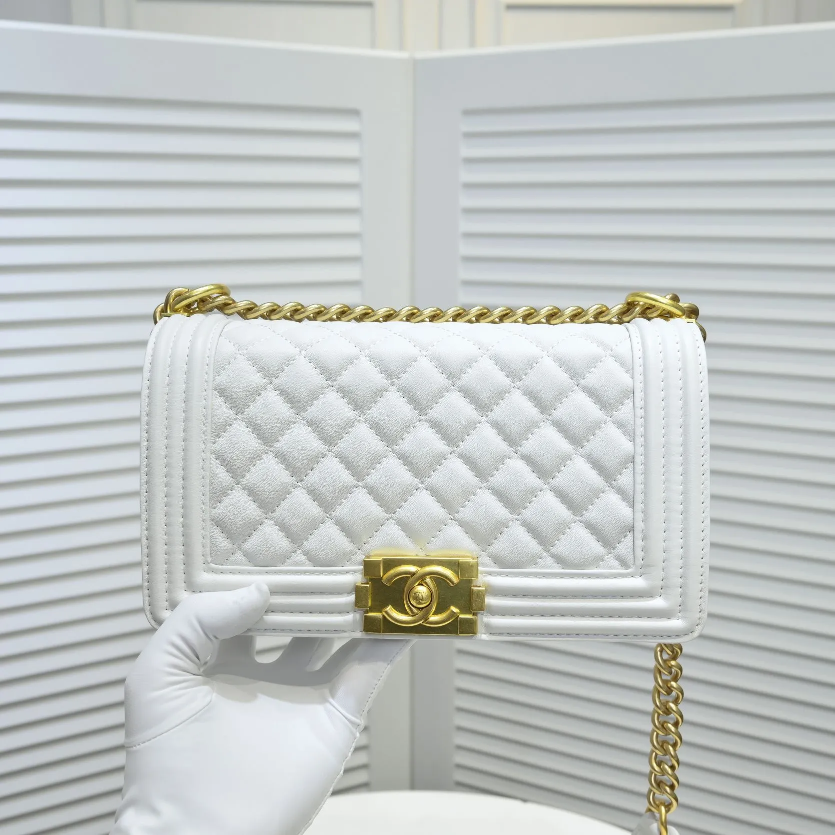 💰420￥ (Full sheepskin with original hardware) [Smile] Chanel Chanel 👑 Lambskin [Lightning] Thickened electroplated hardware accessories 🌈 The workmanship is comparable to the original order 💪 The bottom can be pinched and rebounded without trace, absolutely spot-on and real-life, fashionable and durable 💪💪 High-end quality, no pressure in and out of the drill cabinet 💏, size 25*15*8cm, style number: 67086 gold slip
