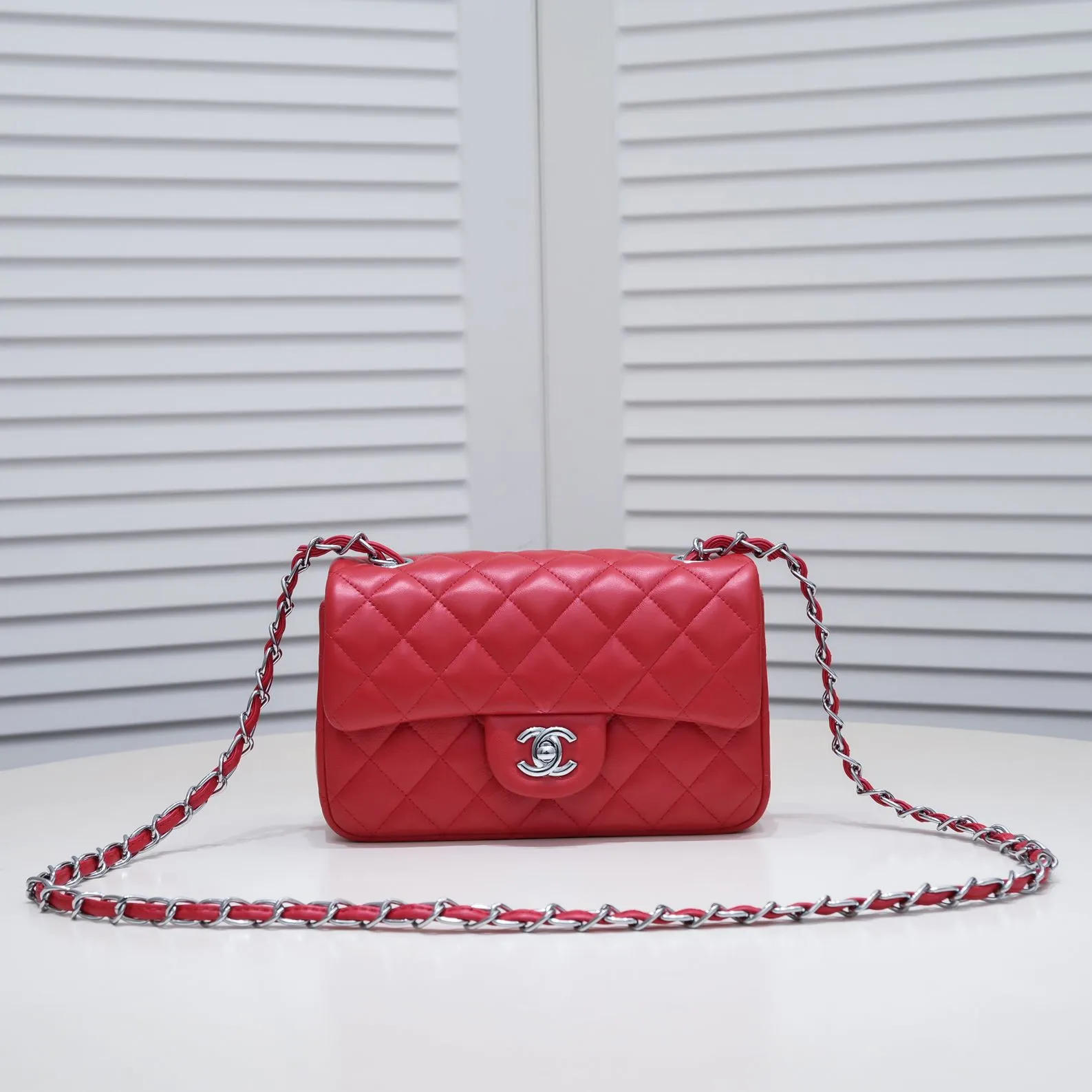 💰320￥Bright red CF versatile lambskin🌹 Chanel💃🏻‼ ️Eternal classic style [shy] noble temperament💃🏻favorite of celebrities🌟soft leather and high-end👍counter hardware exquisite workmanship to reject flaws [strong] both dazzling and feminine 😝[strong] luxurious and durable🌟Size: 20*14*7cm Style number: 1116