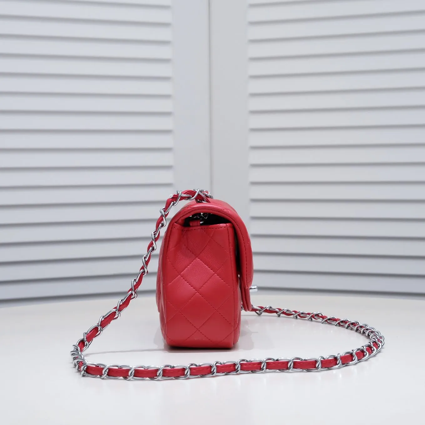 💰320￥Bright red CF versatile lambskin🌹 Chanel💃🏻‼ ️Eternal classic style [shy] noble temperament💃🏻favorite of celebrities🌟soft leather and high-end👍counter hardware exquisite workmanship to reject flaws [strong] both dazzling and feminine 😝[strong] luxurious and durable🌟Size: 20*14*7cm Style number: 1116