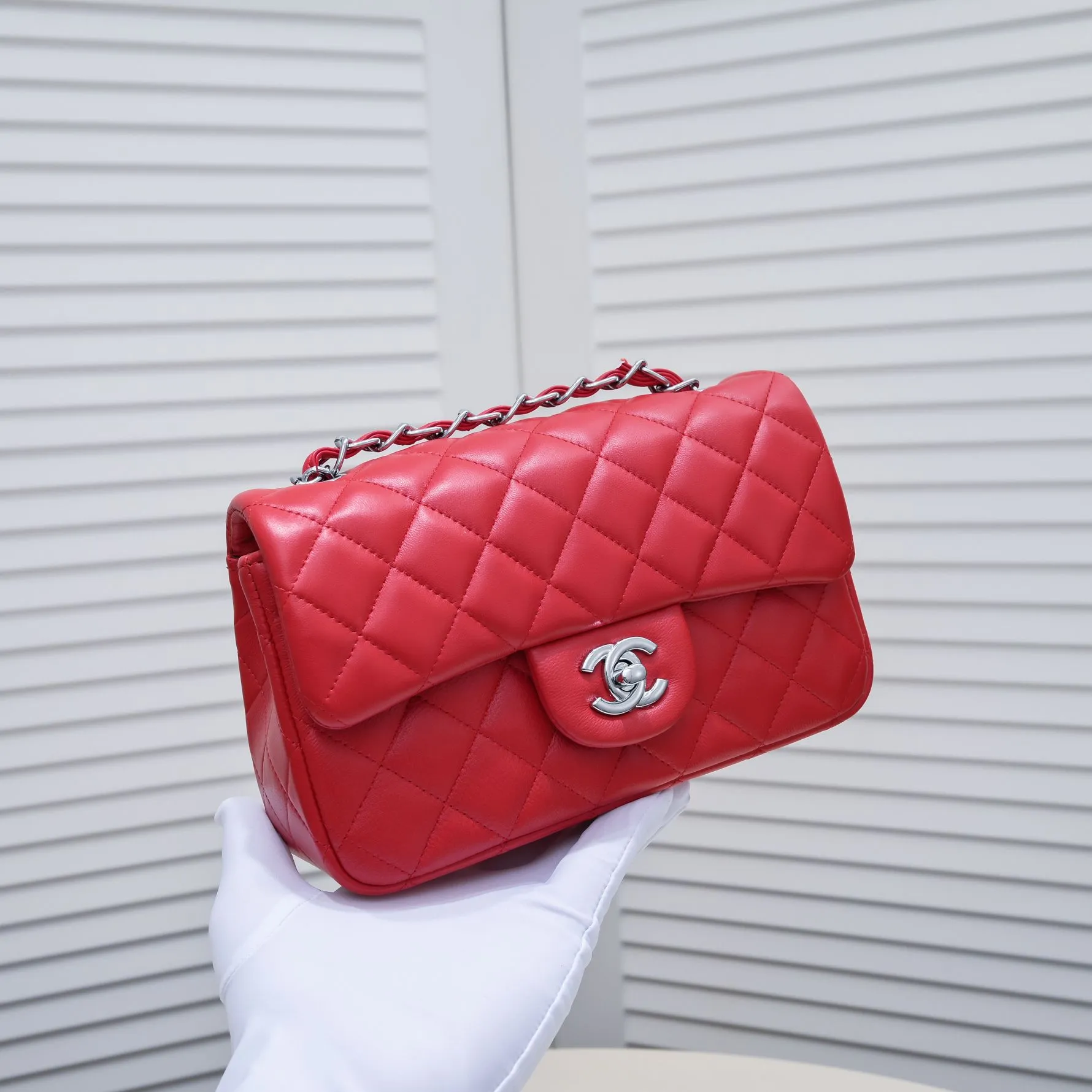 💰320￥Bright red CF versatile lambskin🌹 Chanel💃🏻‼ ️Eternal classic style [shy] noble temperament💃🏻favorite of celebrities🌟soft leather and high-end👍counter hardware exquisite workmanship to reject flaws [strong] both dazzling and feminine 😝[strong] luxurious and durable🌟Size: 20*14*7cm Style number: 1116