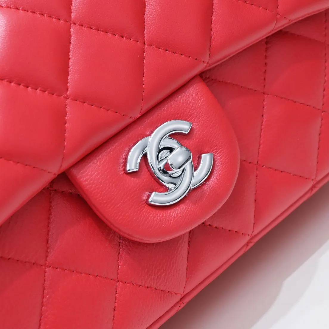 💰320￥Bright red CF versatile lambskin🌹 Chanel💃🏻‼ ️Eternal classic style [shy] noble temperament💃🏻favorite of celebrities🌟soft leather and high-end👍counter hardware exquisite workmanship to reject flaws [strong] both dazzling and feminine 😝[strong] luxurious and durable🌟Size: 20*14*7cm Style number: 1116