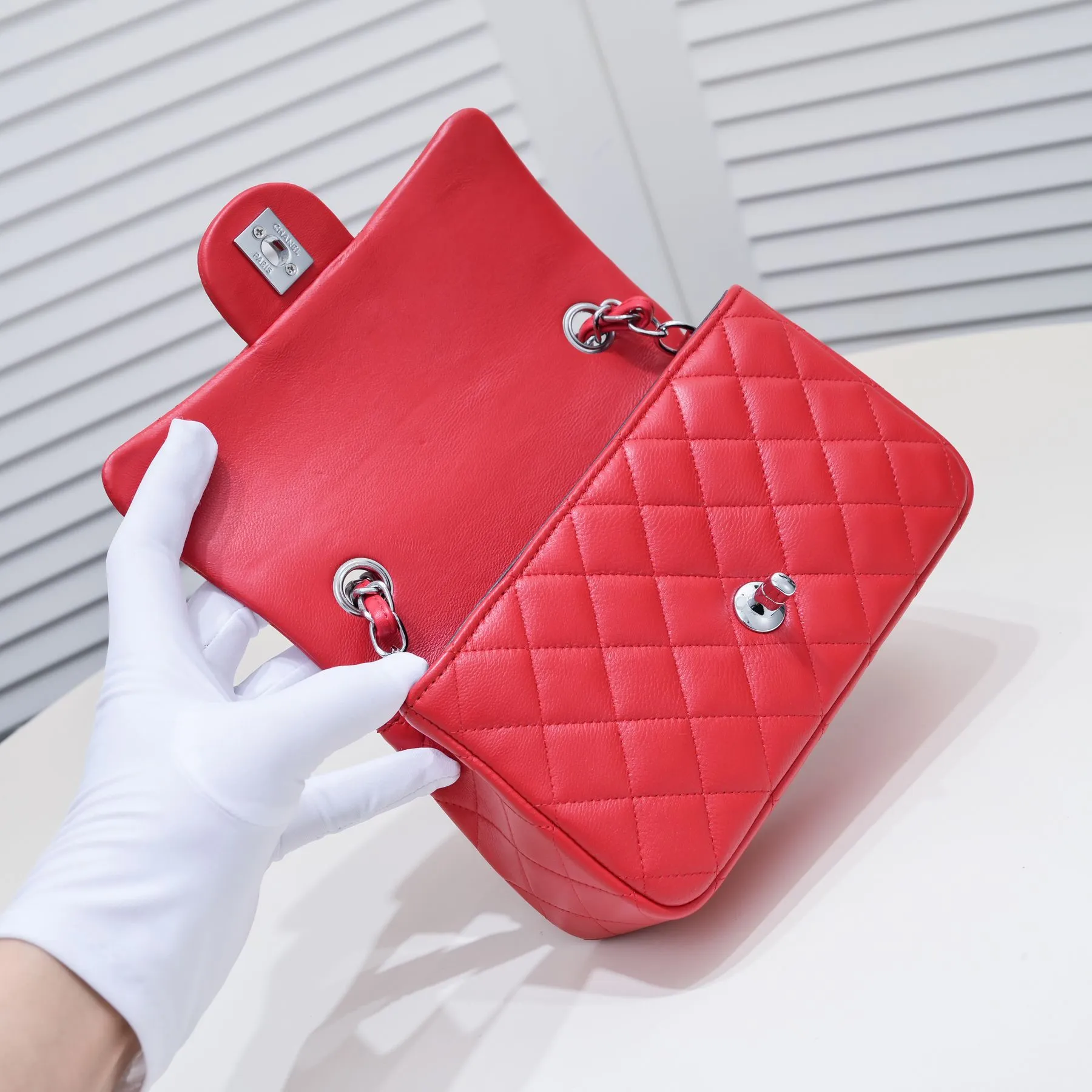 💰320￥Bright red CF versatile lambskin🌹 Chanel💃🏻‼ ️Eternal classic style [shy] noble temperament💃🏻favorite of celebrities🌟soft leather and high-end👍counter hardware exquisite workmanship to reject flaws [strong] both dazzling and feminine 😝[strong] luxurious and durable🌟Size: 20*14*7cm Style number: 1116