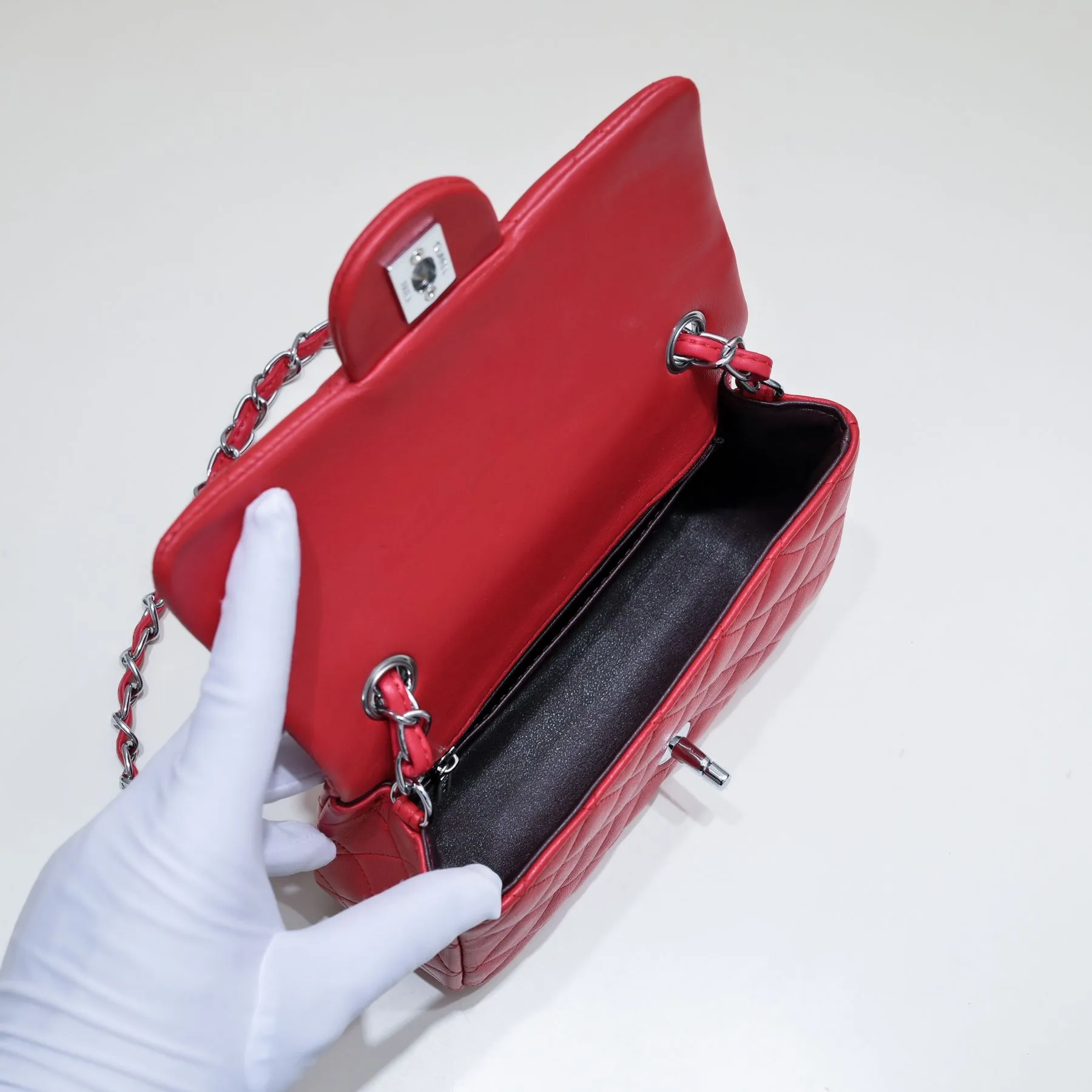 💰320￥Bright red CF versatile lambskin🌹 Chanel💃🏻‼ ️Eternal classic style [shy] noble temperament💃🏻favorite of celebrities🌟soft leather and high-end👍counter hardware exquisite workmanship to reject flaws [strong] both dazzling and feminine 😝[strong] luxurious and durable🌟Size: 20*14*7cm Style number: 1116