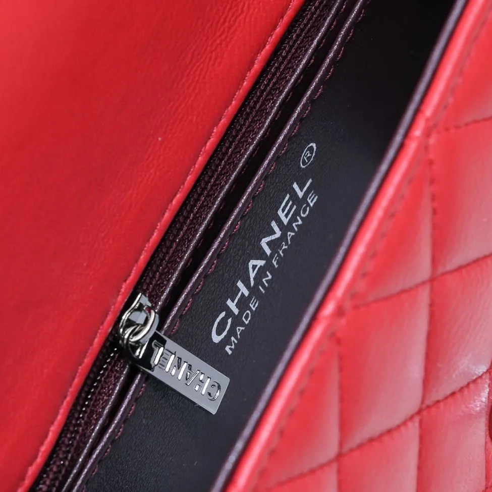 💰320￥Bright red CF versatile lambskin🌹 Chanel💃🏻‼ ️Eternal classic style [shy] noble temperament💃🏻favorite of celebrities🌟soft leather and high-end👍counter hardware exquisite workmanship to reject flaws [strong] both dazzling and feminine 😝[strong] luxurious and durable🌟Size: 20*14*7cm Style number: 1116
