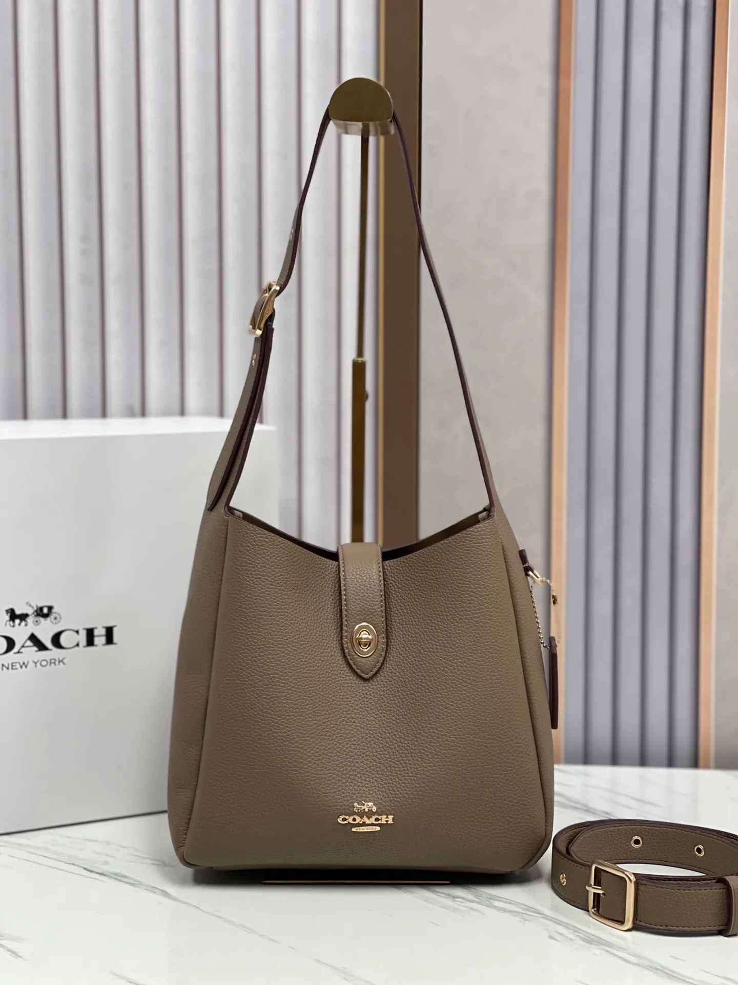 P400💰Coach’s October new product Hadley is simply amazing. Classic C print, fashionable and versatile. Whether it is carried on the shoulder or cross-body, you can easily control various styles. How can you miss such a good product? Hadley Shoulder Bag Model No.: CW002 CW003 CW004 Size: 25-22-8cm