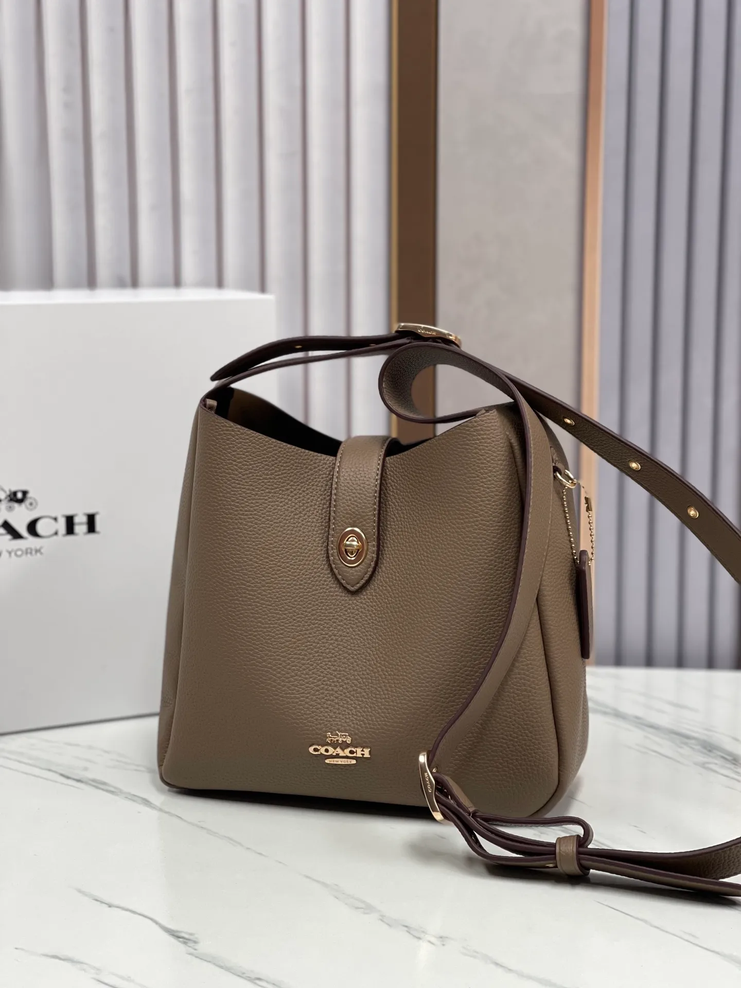 P400💰Coach’s October new product Hadley is simply amazing. Classic C print, fashionable and versatile. Whether it is carried on the shoulder or cross-body, you can easily control various styles. How can you miss such a good product? Hadley Shoulder Bag Model No.: CW002 CW003 CW004 Size: 25-22-8cm