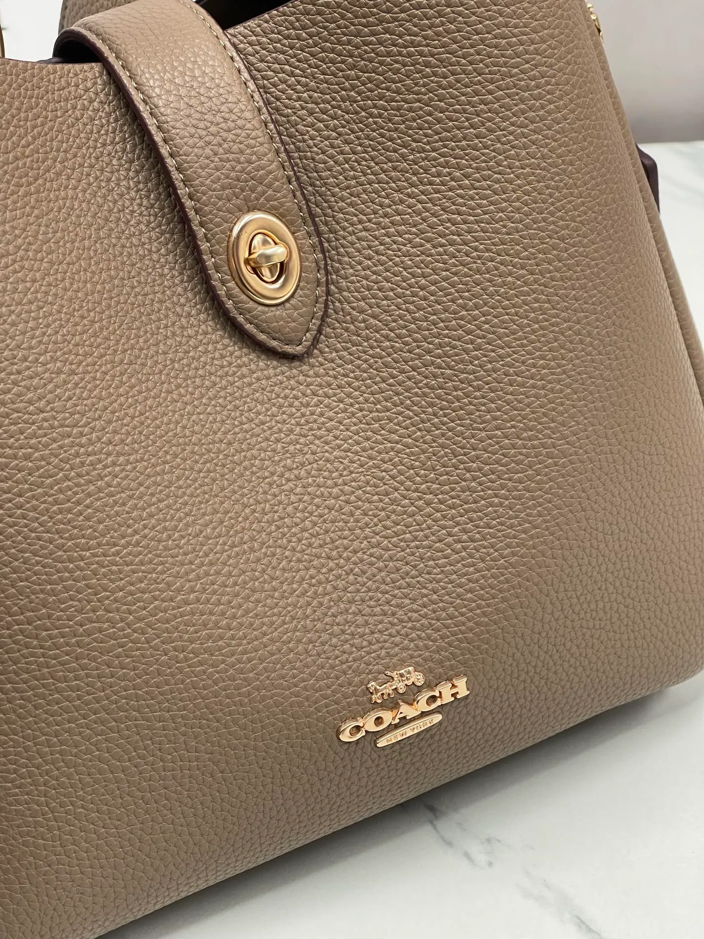 P400💰Coach’s October new product Hadley is simply amazing. Classic C print, fashionable and versatile. Whether it is carried on the shoulder or cross-body, you can easily control various styles. How can you miss such a good product? Hadley Shoulder Bag Model No.: CW002 CW003 CW004 Size: 25-22-8cm