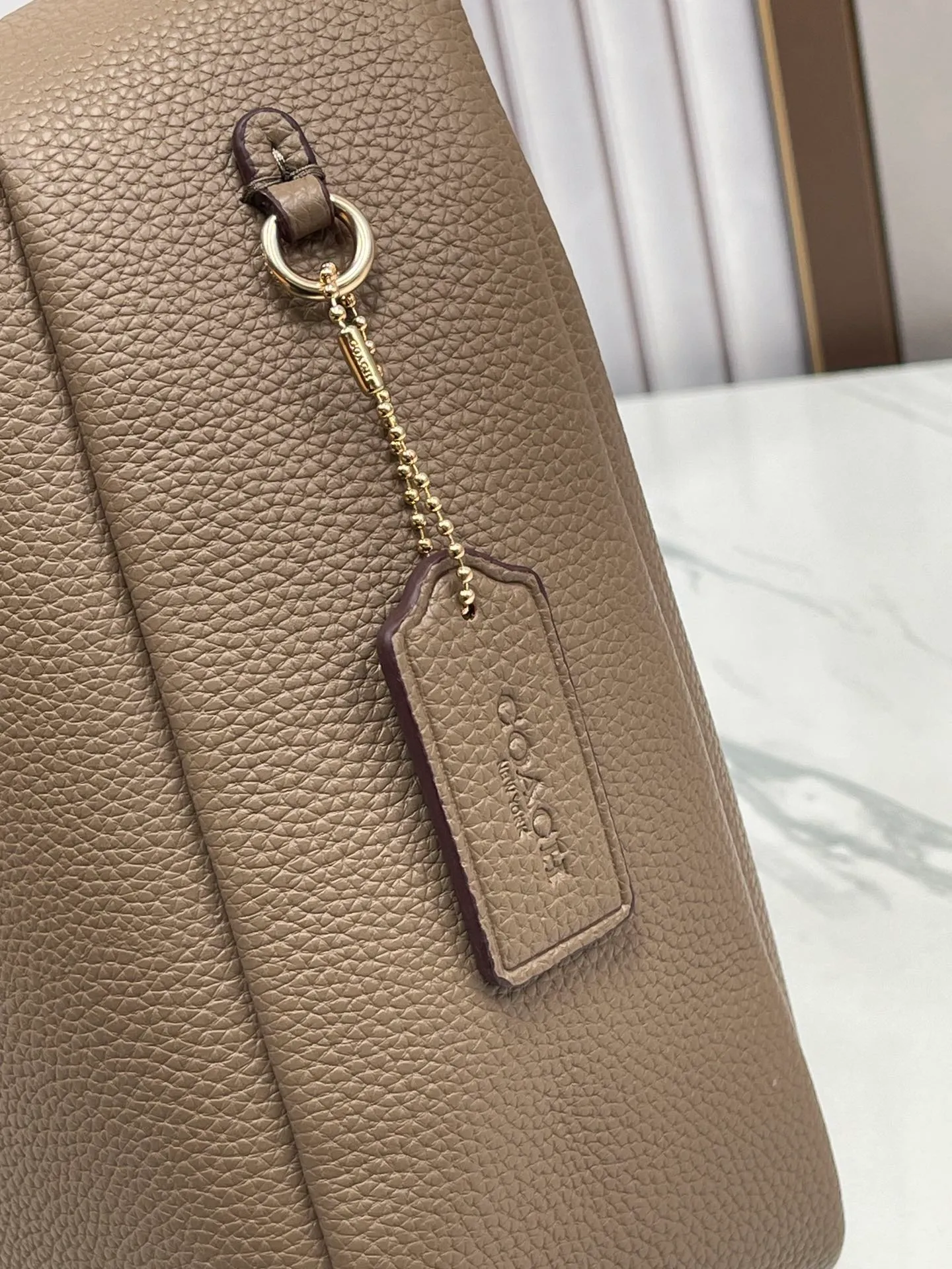 P400💰Coach’s October new product Hadley is simply amazing. Classic C print, fashionable and versatile. Whether it is carried on the shoulder or cross-body, you can easily control various styles. How can you miss such a good product? Hadley Shoulder Bag Model No.: CW002 CW003 CW004 Size: 25-22-8cm