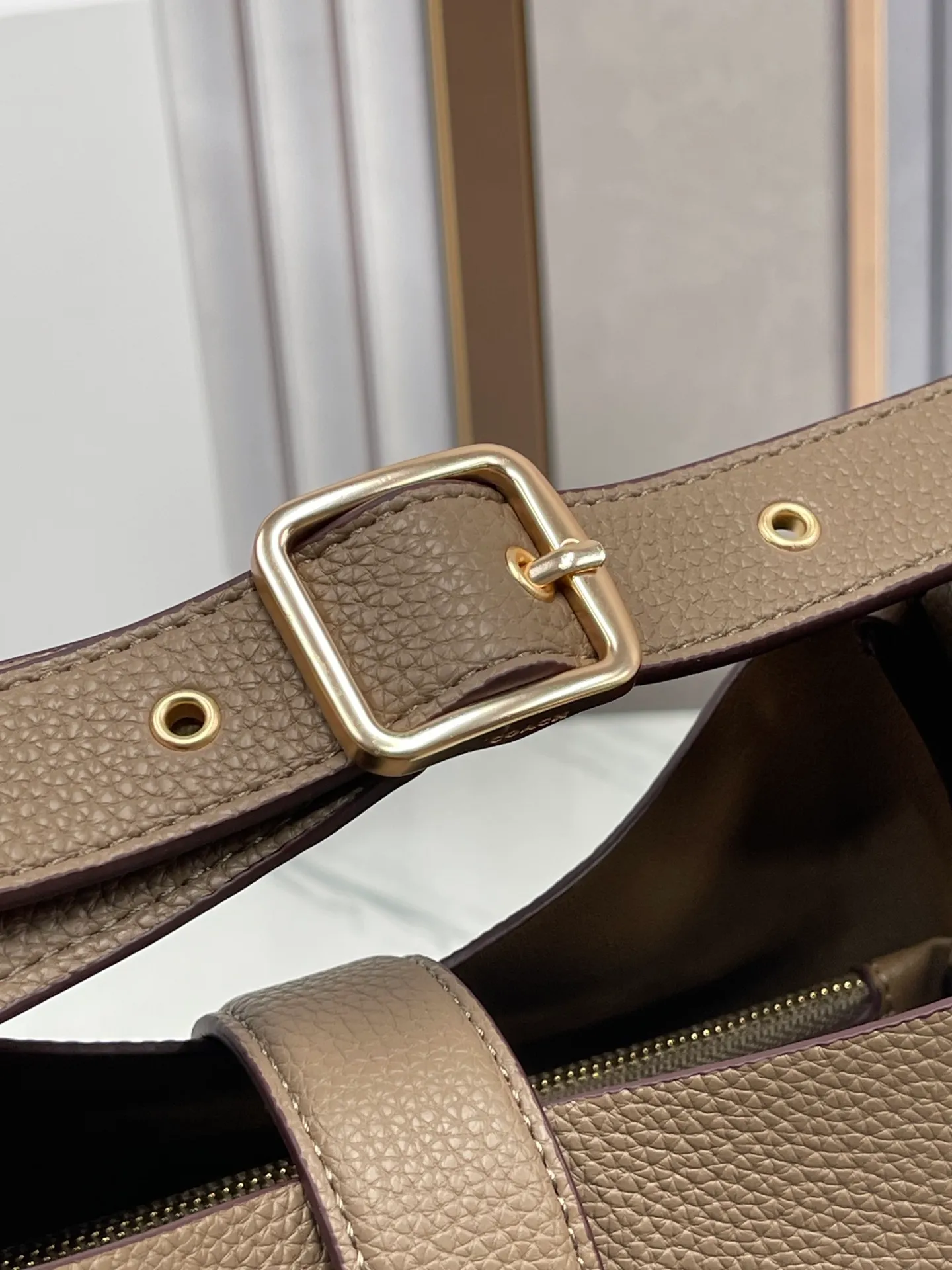 P400💰Coach’s October new product Hadley is simply amazing. Classic C print, fashionable and versatile. Whether it is carried on the shoulder or cross-body, you can easily control various styles. How can you miss such a good product? Hadley Shoulder Bag Model No.: CW002 CW003 CW004 Size: 25-22-8cm
