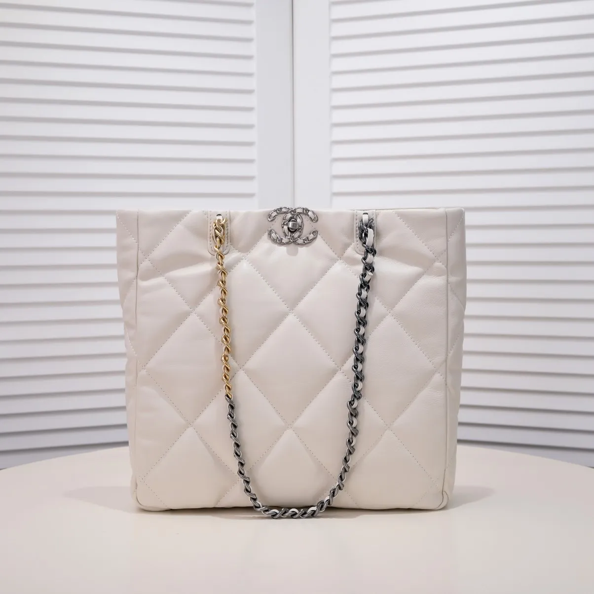 💰480￥Large size AS9088 𝗖𝗛𝗔𝗡𝗘𝗟 𝟮𝟮𝗕 19𝑩𝑨𝑮 𝑻𝒐𝒕𝒆 black gold Italian 🇮🇹 first-grade [GR] lambskin🐑, with a delicate and soft feel, classic diamond pattern design and leather-clad metal chain, gold comes with a sense of luxury, this season's most classic black gold design, gathering all the elements of 19, super exquisite, soft and glutinous. A large bag of fried chicken is practical, deconstructing the classic bag shape, reshaping the trend and fashion, making people shine at a glance, a ten-year-old style. Size: 30*37*10cm