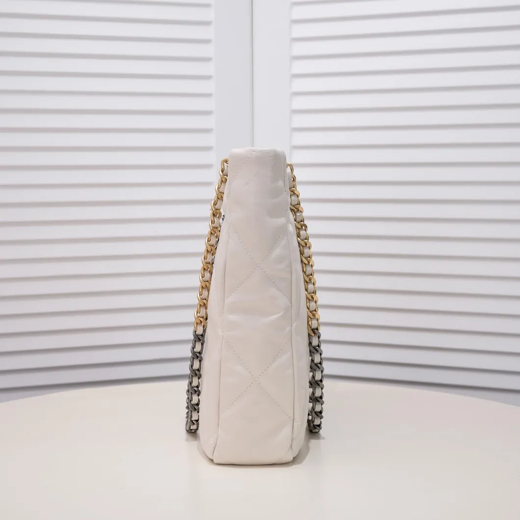 💰480￥Large size AS9088 𝗖𝗛𝗔𝗡𝗘𝗟 𝟮𝟮𝗕 19𝑩𝑨𝑮 𝑻𝒐𝒕𝒆 black gold Italian 🇮🇹 first-grade [GR] lambskin🐑, with a delicate and soft feel, classic diamond pattern design and leather-clad metal chain, gold comes with a sense of luxury, this season's most classic black gold design, gathering all the elements of 19, super exquisite, soft and glutinous. A large bag of fried chicken is practical, deconstructing the classic bag shape, reshaping the trend and fashion, making people shine at a glance, a ten-year-old style. Size: 30*37*10cm