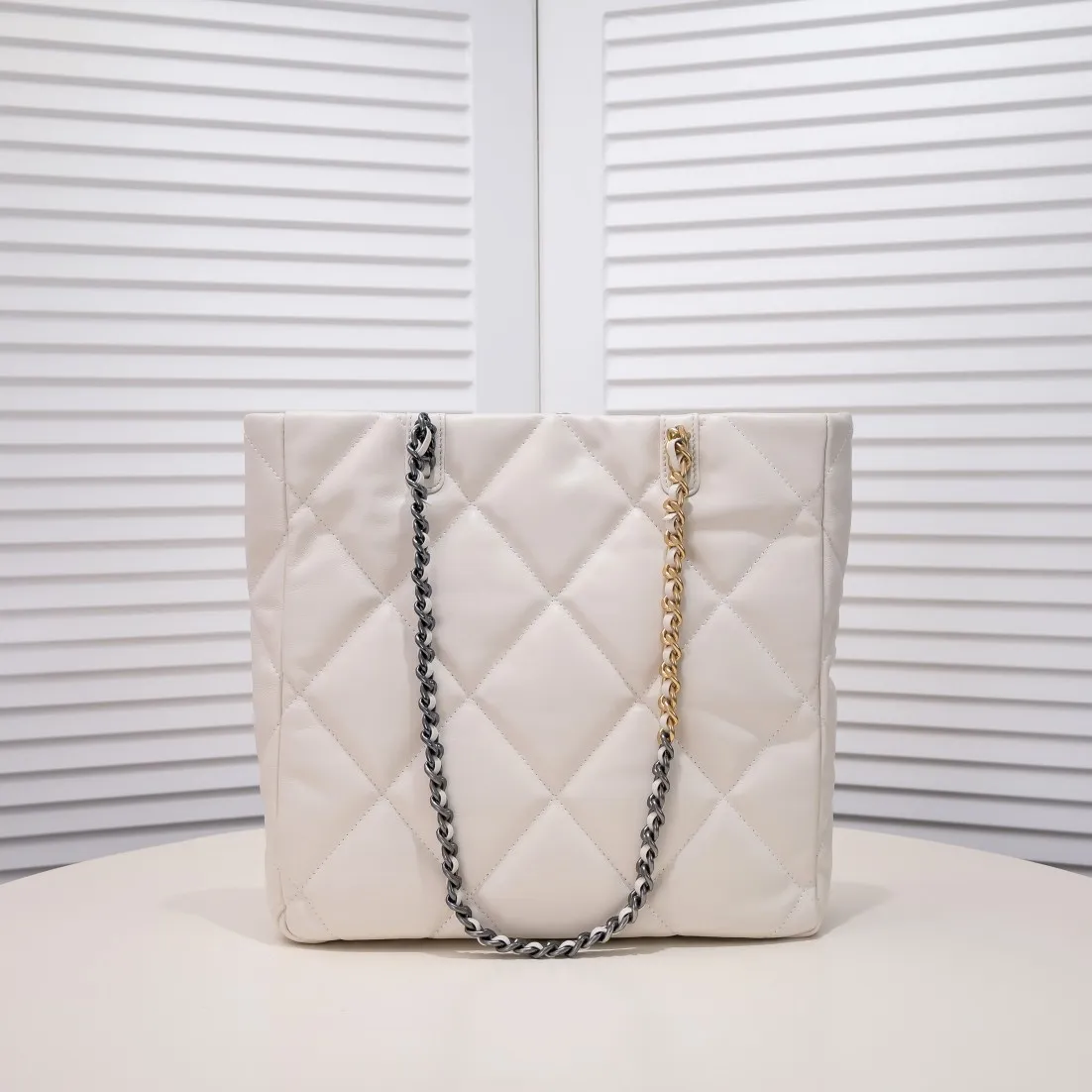 💰480￥Large size AS9088 𝗖𝗛𝗔𝗡𝗘𝗟 𝟮𝟮𝗕 19𝑩𝑨𝑮 𝑻𝒐𝒕𝒆 black gold Italian 🇮🇹 first-grade [GR] lambskin🐑, with a delicate and soft feel, classic diamond pattern design and leather-clad metal chain, gold comes with a sense of luxury, this season's most classic black gold design, gathering all the elements of 19, super exquisite, soft and glutinous. A large bag of fried chicken is practical, deconstructing the classic bag shape, reshaping the trend and fashion, making people shine at a glance, a ten-year-old style. Size: 30*37*10cm