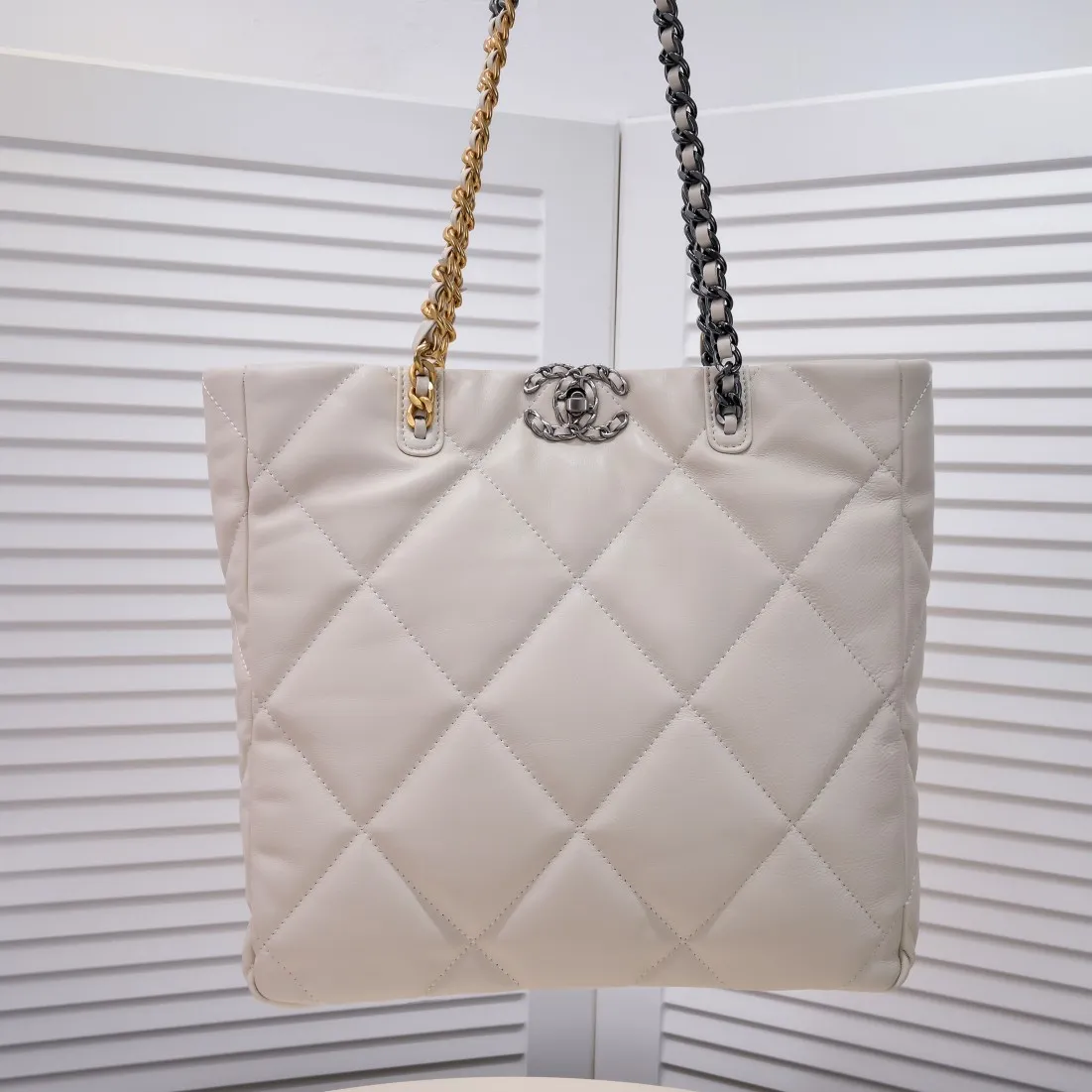 💰480￥Large size AS9088 𝗖𝗛𝗔𝗡𝗘𝗟 𝟮𝟮𝗕 19𝑩𝑨𝑮 𝑻𝒐𝒕𝒆 black gold Italian 🇮🇹 first-grade [GR] lambskin🐑, with a delicate and soft feel, classic diamond pattern design and leather-clad metal chain, gold comes with a sense of luxury, this season's most classic black gold design, gathering all the elements of 19, super exquisite, soft and glutinous. A large bag of fried chicken is practical, deconstructing the classic bag shape, reshaping the trend and fashion, making people shine at a glance, a ten-year-old style. Size: 30*37*10cm
