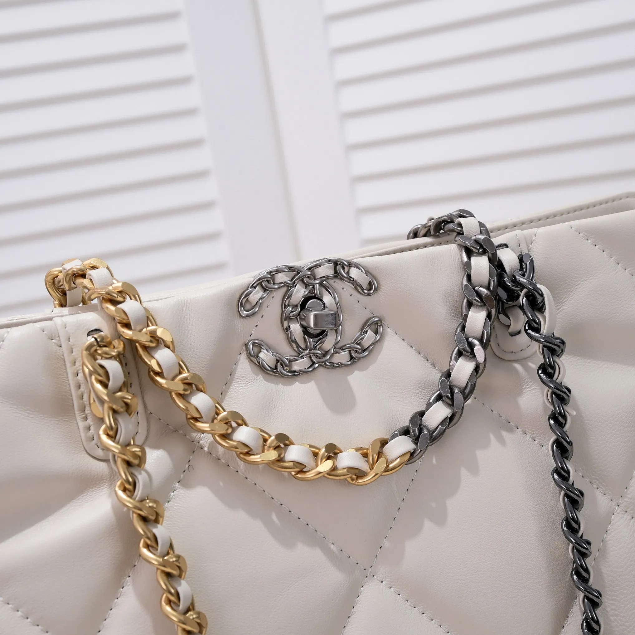 💰480￥Large size AS9088 𝗖𝗛𝗔𝗡𝗘𝗟 𝟮𝟮𝗕 19𝑩𝑨𝑮 𝑻𝒐𝒕𝒆 black gold Italian 🇮🇹 first-grade [GR] lambskin🐑, with a delicate and soft feel, classic diamond pattern design and leather-clad metal chain, gold comes with a sense of luxury, this season's most classic black gold design, gathering all the elements of 19, super exquisite, soft and glutinous. A large bag of fried chicken is practical, deconstructing the classic bag shape, reshaping the trend and fashion, making people shine at a glance, a ten-year-old style. Size: 30*37*10cm
