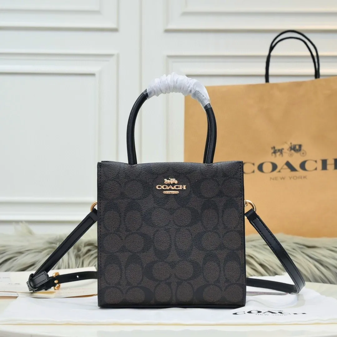 Coach’s new mini cally music bag 5693 has a vertical version design, which is stable and elegant when carried in the hand, and playful and smart when worn cross-body! Dark presbyopic classics are timeless! Size:17*16.5*8.5cm
