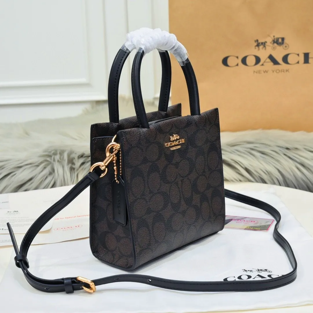 Coach’s new mini cally music bag 5693 has a vertical version design, which is stable and elegant when carried in the hand, and playful and smart when worn cross-body! Dark presbyopic classics are timeless! Size:17*16.5*8.5cm