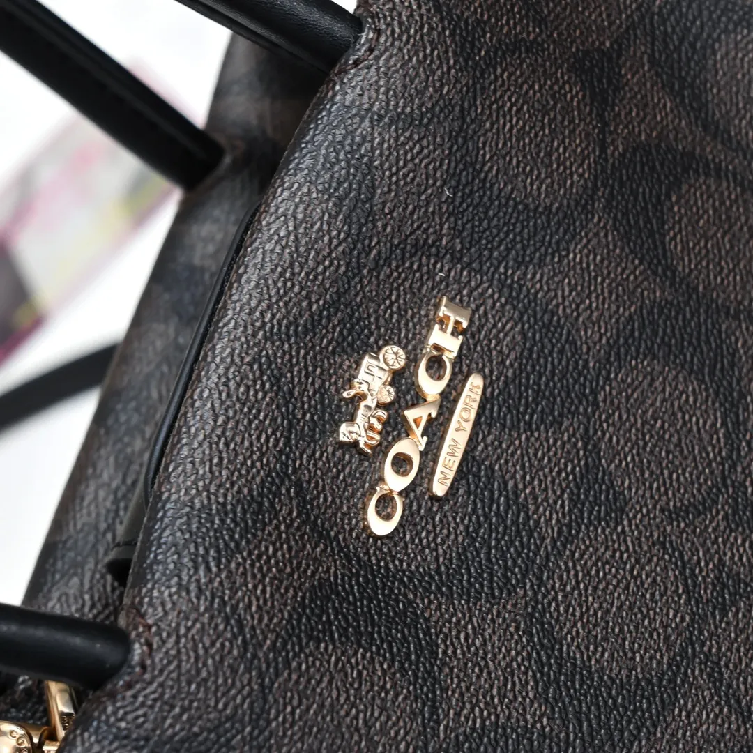 Coach’s new mini cally music bag 5693 has a vertical version design, which is stable and elegant when carried in the hand, and playful and smart when worn cross-body! Dark presbyopic classics are timeless! Size:17*16.5*8.5cm