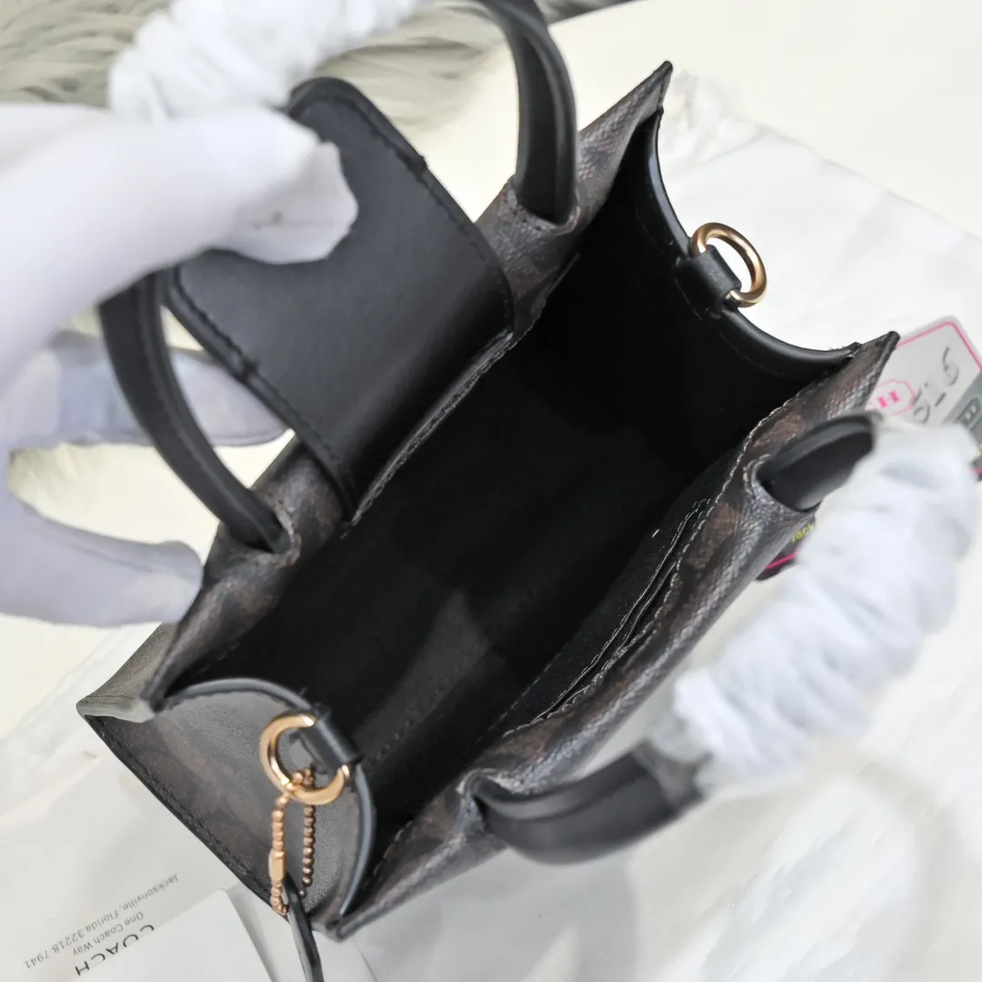 Coach’s new mini cally music bag 5693 has a vertical version design, which is stable and elegant when carried in the hand, and playful and smart when worn cross-body! Dark presbyopic classics are timeless! Size:17*16.5*8.5cm