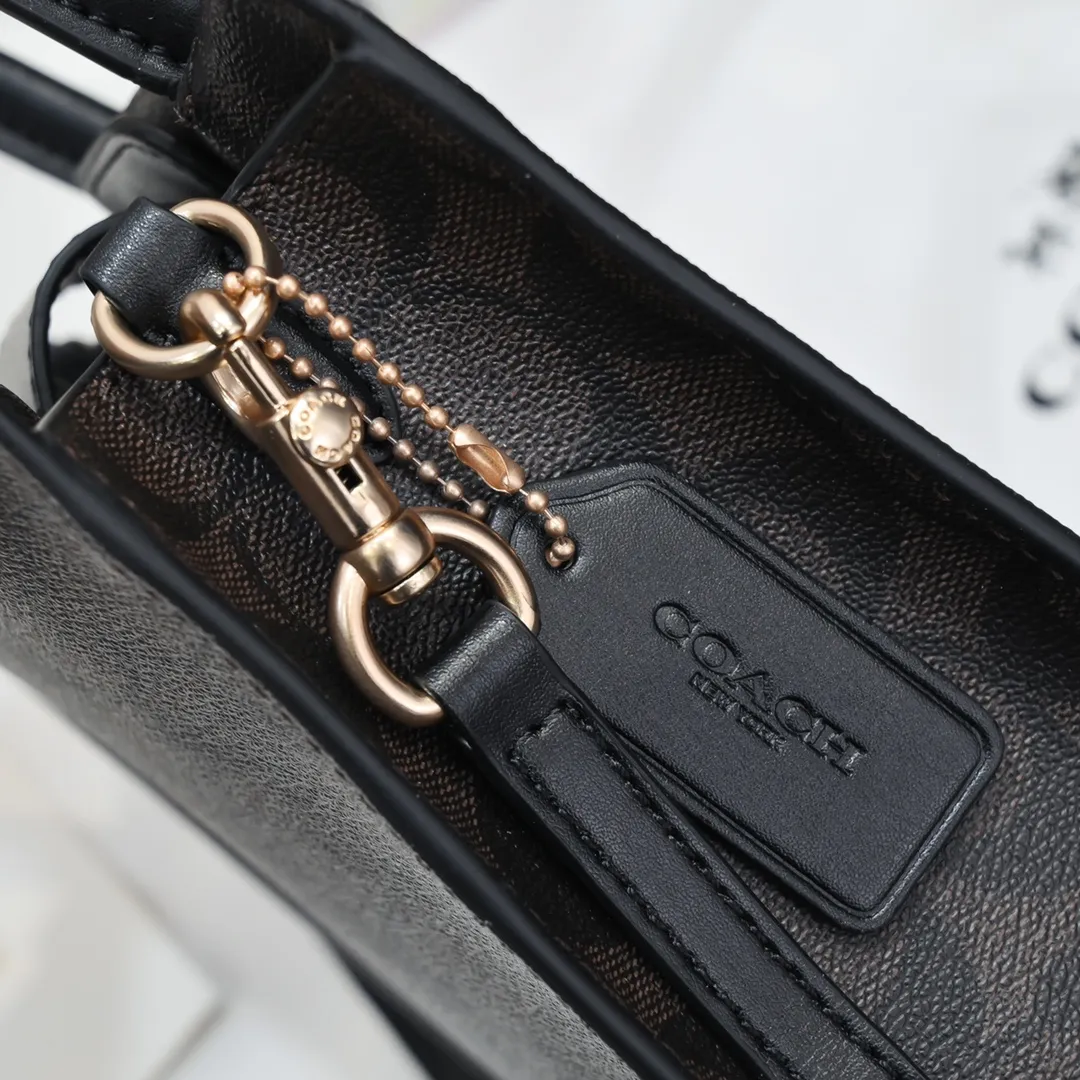 Coach’s new mini cally music bag 5693 has a vertical version design, which is stable and elegant when carried in the hand, and playful and smart when worn cross-body! Dark presbyopic classics are timeless! Size:17*16.5*8.5cm
