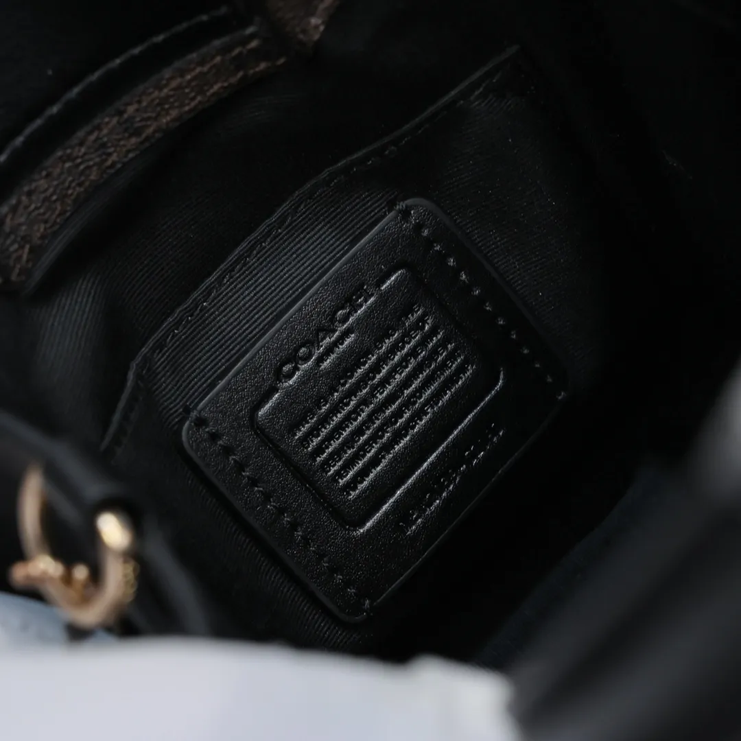 Coach’s new mini cally music bag 5693 has a vertical version design, which is stable and elegant when carried in the hand, and playful and smart when worn cross-body! Dark presbyopic classics are timeless! Size:17*16.5*8.5cm