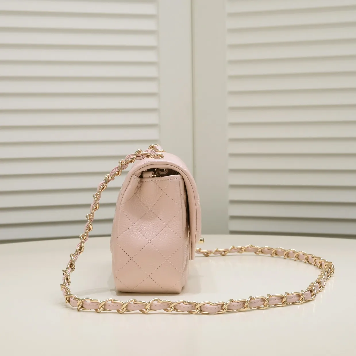 💰320￥Pink💥CF Versatile Caviar Leather🌹 Chanel💃🏻‼ ️Eternal classic style [shy] noble temperament💃🏻favorite of celebrities🌟soft leather and high-end👍counter hardware exquisite workmanship to reject defects [strong] both dazzling and feminine 😝[strong] luxurious and durable🌟size: 20*14*7cm style number 1116 reverse edge