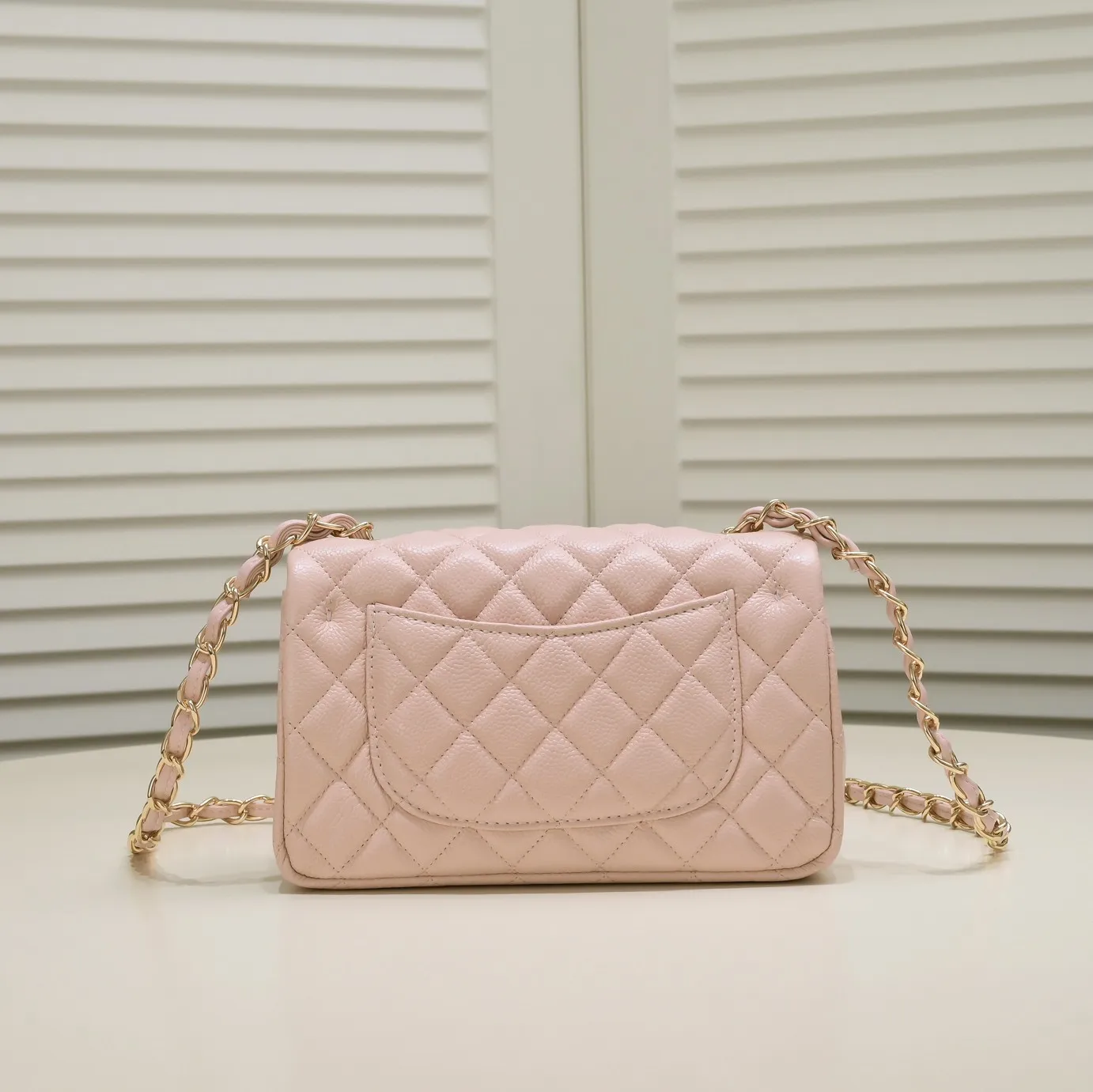💰320￥Pink💥CF Versatile Caviar Leather🌹 Chanel💃🏻‼ ️Eternal classic style [shy] noble temperament💃🏻favorite of celebrities🌟soft leather and high-end👍counter hardware exquisite workmanship to reject defects [strong] both dazzling and feminine 😝[strong] luxurious and durable🌟size: 20*14*7cm style number 1116 reverse edge