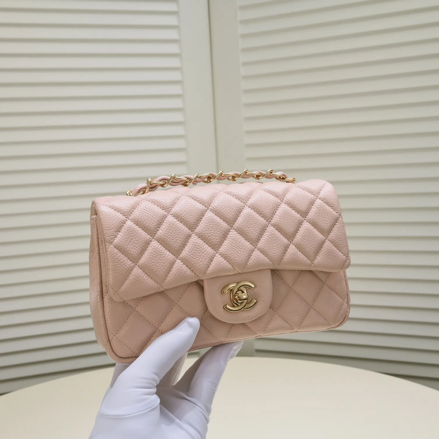 💰320￥Pink💥CF Versatile Caviar Leather🌹 Chanel💃🏻‼ ️Eternal classic style [shy] noble temperament💃🏻favorite of celebrities🌟soft leather and high-end👍counter hardware exquisite workmanship to reject defects [strong] both dazzling and feminine 😝[strong] luxurious and durable🌟size: 20*14*7cm style number 1116 reverse edge