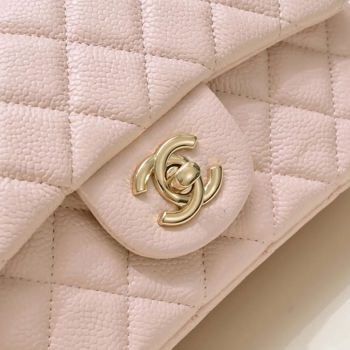 💰320￥Pink💥CF Versatile Caviar Leather🌹 Chanel💃🏻‼ ️Eternal classic style [shy] noble temperament💃🏻favorite of celebrities🌟soft leather and high-end👍counter hardware exquisite workmanship to reject defects [strong] both dazzling and feminine 😝[strong] luxurious and durable🌟size: 20*14*7cm style number 1116 reverse edge