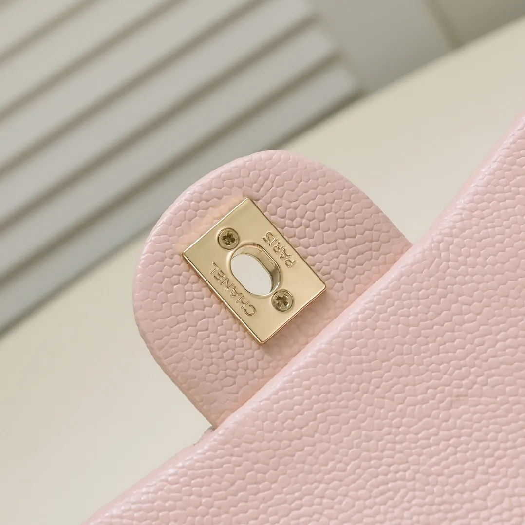 💰320￥Pink💥CF Versatile Caviar Leather🌹 Chanel💃🏻‼ ️Eternal classic style [shy] noble temperament💃🏻favorite of celebrities🌟soft leather and high-end👍counter hardware exquisite workmanship to reject defects [strong] both dazzling and feminine 😝[strong] luxurious and durable🌟size: 20*14*7cm style number 1116 reverse edge