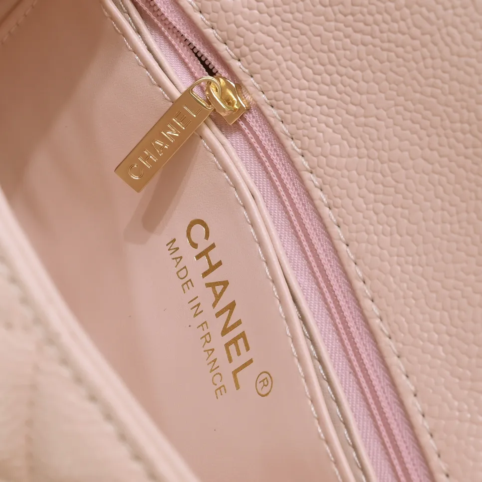 💰320￥Pink💥CF Versatile Caviar Leather🌹 Chanel💃🏻‼ ️Eternal classic style [shy] noble temperament💃🏻favorite of celebrities🌟soft leather and high-end👍counter hardware exquisite workmanship to reject defects [strong] both dazzling and feminine 😝[strong] luxurious and durable🌟size: 20*14*7cm style number 1116 reverse edge