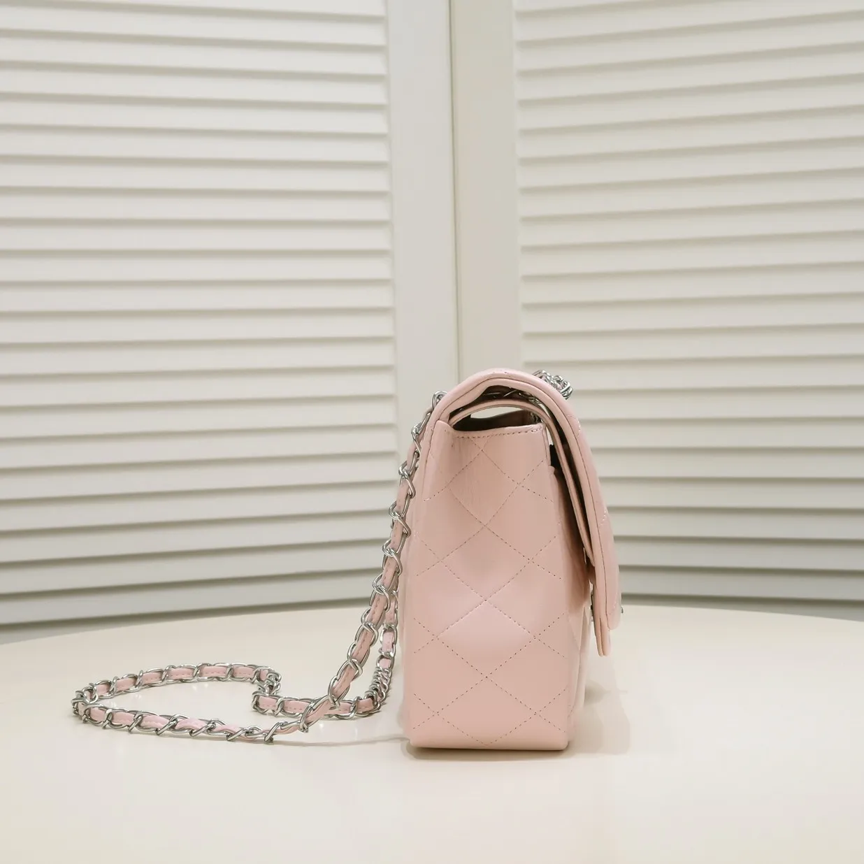 💰460￥Pink [color] Chanel [color] century classic, carefully crafted with exquisite workmanship of every stitch and thread, imported sheepskin with original hardware, full diamond pattern 💯The shape and softness of the whole bag are particularly perfect 👍👍😔😔Classic and irresistible, size: 30X18X8cm, style number: 1113