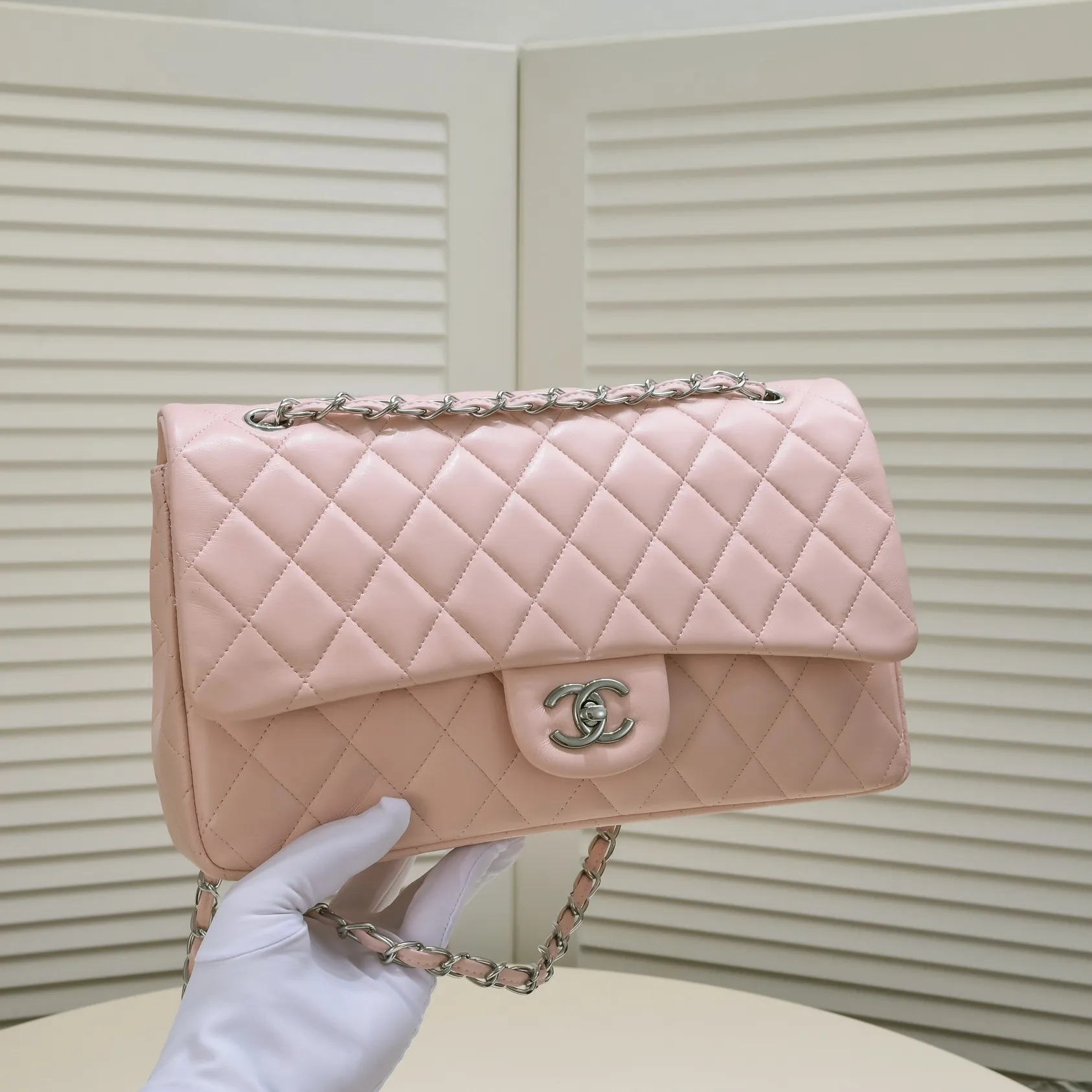 💰460￥Pink [color] Chanel [color] century classic, carefully crafted with exquisite workmanship of every stitch and thread, imported sheepskin with original hardware, full diamond pattern 💯The shape and softness of the whole bag are particularly perfect 👍👍😔😔Classic and irresistible, size: 30X18X8cm, style number: 1113