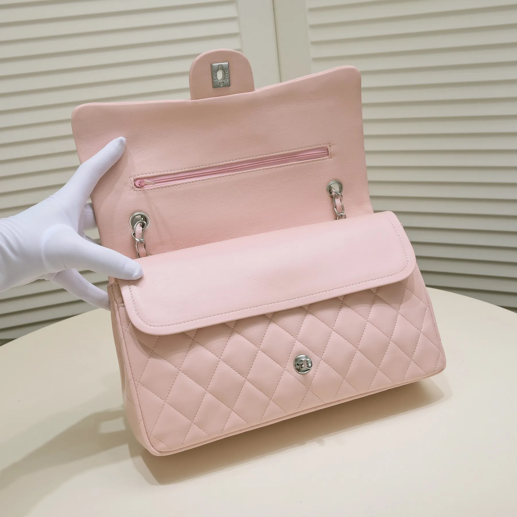 💰460￥Pink [color] Chanel [color] century classic, carefully crafted with exquisite workmanship of every stitch and thread, imported sheepskin with original hardware, full diamond pattern 💯The shape and softness of the whole bag are particularly perfect 👍👍😔😔Classic and irresistible, size: 30X18X8cm, style number: 1113