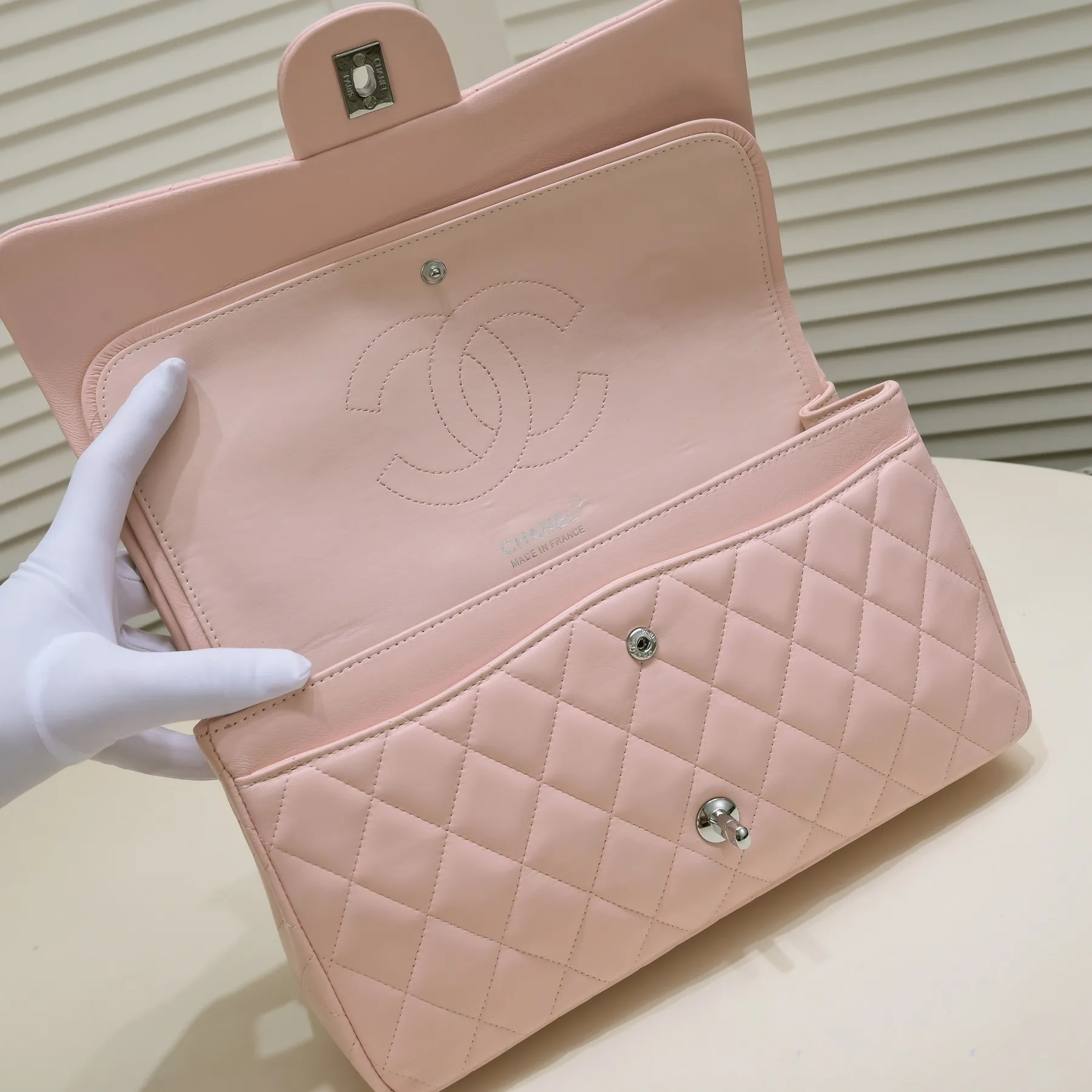 💰460￥Pink [color] Chanel [color] century classic, carefully crafted with exquisite workmanship of every stitch and thread, imported sheepskin with original hardware, full diamond pattern 💯The shape and softness of the whole bag are particularly perfect 👍👍😔😔Classic and irresistible, size: 30X18X8cm, style number: 1113